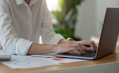 ?？谧詡€(gè)獨(dú)公司