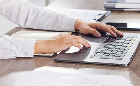 ?？谧怨玖鞒淘斀?></p><h3>三、海口注冊公司流程詳解</h3><p>1. 步驟一：公司名稱核準(zhǔn)</p><p>需要通過?？诠ど叹诌M行公司名稱核準(zhǔn)。在這一過程中，需要確保公司名稱不與其他公司重復(fù)，并且符合相關(guān)規(guī)定。</p><p>2. 步驟二：提交材料申請注冊</p><p>提交上述所需的材料，包括法人身份證、公司章程、租賃合同等。</p><p>3. 步驟三：領(lǐng)取營業(yè)執(zhí)照</p><p>在材料審核通過后，工商局會發(fā)放營業(yè)執(zhí)照，標(biāo)志著公司的正式成立。</p><p>4. 步驟四：辦理稅務(wù)登記</p><p>領(lǐng)取營業(yè)執(zhí)照后，需盡快到稅務(wù)機關(guān)辦理稅務(wù)登記，確認(rèn)公司所屬的稅種和繳納方式。</p><p>5. 步驟五：刻制公章</p><p>公司需要刻制公章、財務(wù)章、法人章等用于正式文件的簽署。</p><p>6. 步驟六：開設(shè)銀行賬戶</p><p>公司注冊完畢后，需要開設(shè)基本銀行賬戶，用于日常經(jīng)營。</p><h3>四、?？谧怨拘枰⒁獾氖马?/h3><p>1. 選擇適合的注冊資本</p><p>雖然國家對注冊資本的要求已不再嚴(yán)格，但創(chuàng)業(yè)者依然需要根據(jù)公司的規(guī)模和經(jīng)營計劃合理選擇注冊資本。</p><p>2. 公司名稱的選擇</p><p>公司名稱應(yīng)符合相關(guān)的法律規(guī)定，避免使用與其他企業(yè)相似的名稱?？梢蕴崆巴ㄟ^工商局官網(wǎng)查詢，避免重復(fù)。</p><p>3. 確保注冊地址的合法性</p><p>提供的公司地址必須是合法的，確保租賃合同的真實性，并且滿足工商局的要求。</p><p>4. 選擇合適的稅種</p><p>根據(jù)公司規(guī)模和行業(yè)，選擇合適的納稅人身份，并確保稅務(wù)登記手續(xù)的辦理到位。</p><p>5. 及時辦理相關(guān)手續(xù)</p><p>在公司注冊完成后，盡早辦理稅務(wù)登記、銀行開戶等事項，避免日后因手續(xù)不全影響公司的運營。</p><h3>五、總結(jié)</h3><p>通過以上內(nèi)容，您已經(jīng)對“海口注冊公司需要什么手續(xù)”有了更清晰的了解。從公司名稱核準(zhǔn)、注冊資本選擇，到稅務(wù)登記、刻制公章等步驟，每一步都至關(guān)重要。如果您在注冊過程中遇到任何問題，歡迎隨時咨詢?？阢茣嫻荆覀?yōu)槟墓咀蕴峁┤轿坏膶I(yè)服務(wù)，助力您的創(chuàng)業(yè)夢想。</p><p>注冊公司是一項復(fù)雜的工作，但通過了解所需手續(xù)和材料，您可以輕松應(yīng)對注冊過程中的各類挑戰(zhàn)，確保公司順利運營。</p><div   id=