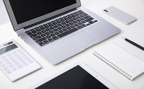 ?？谧怨舅璨牧?></p><h3>三、?？谧怨舅璨牧?/h3><p>在海口注冊公司，企業(yè)主需要準(zhǔn)備以下基本材料：</p><p>- 法人身份證明：提供法人代表的身份證復(fù)印件。</p><p>- 股東身份證明：提供所有股東的身份證復(fù)印件。</p><p>- 公司章程：根據(jù)公司類型制定公司章程，明確股東權(quán)利和公司治理結(jié)構(gòu)。</p><p>- 租賃協(xié)議或房產(chǎn)證明：提供公司注冊地址的租賃協(xié)議或房產(chǎn)證明。</p><p>- 公司名稱核準(zhǔn)通知書：申請名稱核準(zhǔn)并獲得批準(zhǔn)。</p><h3>四、?？谧怨緯r(shí)間和費(fèi)用</h3><p>?？谧怨镜臅r(shí)間通常需要7-15個(gè)工作日，具體時(shí)間取決于材料的齊全性和審批的速度。在提交完所有材料后，一般工商部門會(huì)在2-3個(gè)工作日內(nèi)完成核準(zhǔn)。</p><p>關(guān)于費(fèi)用，?？诘墓咀再M(fèi)用因公司類型、規(guī)模等因素有所不同。通常包括：</p><p>- 工商登記費(fèi)用：約100-300元。</p><p>- 印章費(fèi)用：大約300-500元。</p><p>- 其他服務(wù)費(fèi)用：如代理記賬、稅務(wù)咨詢等。</p><h3>五、總結(jié)</h3><p>?？谧怨倦m然流程較為規(guī)范，但仍然需要企業(yè)主準(zhǔn)備齊全的材料并嚴(yán)格遵守相關(guān)規(guī)定。為了確保注冊過程順利，建議創(chuàng)業(yè)者可以選擇專業(yè)的注冊代理服務(wù)公司，如海口泓灼會(huì)計(jì)公司，提供全程支持。無論是公司名稱核準(zhǔn)、材料提交、稅務(wù)登記等，都可以由專業(yè)人員協(xié)助辦理，讓您的創(chuàng)業(yè)之路更加輕松順暢。</p><div   id=