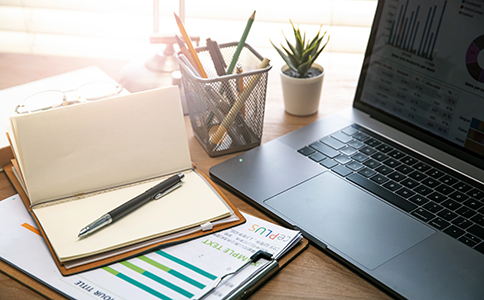 ??谧孕鹿玖鞒? src= ??谧孕鹿玖鞒?></p><h3>一、??谧孕鹿玖鞒?/h3><p>在??谧孕鹿?,整個流程通常包括以下幾個主要步驟:</p><p>1. 公司名稱預(yù)先核準(zhǔn)</p><p>- 首先,企業(yè)主需要選擇一個符合規(guī)定的公司名稱,并在??谑惺袌霰O(jiān)督管理局進行名稱預(yù)先核準(zhǔn)。核準(zhǔn)通過后,將獲得《企業(yè)名稱預(yù)先核準(zhǔn)通知書》,有效期為6個月。</p><p>2. 準(zhǔn)備公司注冊材料</p><p>- 注冊公司所需的材料包括:</p><p>- 公司名稱預(yù)核準(zhǔn)通知書</p><p>- 法定代表人身份證復(fù)印件</p><p>- 企業(yè)住所證明(租賃合同及房產(chǎn)證復(fù)印件)</p><p>- 經(jīng)營范圍、注冊資本等信息</p><p>3. 提交工商注冊申請</p><p>- 企業(yè)主可以通過??谑械墓ど叹只蛘呔€上平臺提交注冊申請。提交的資料需完整,確保審批順利。</p><p>4. 領(lǐng)取營業(yè)執(zhí)照</p><p>- 注冊申請通過后,企業(yè)主將在5-10個工作日內(nèi)領(lǐng)取到《營業(yè)執(zhí)照》,公司注冊流程基本完成。</p><p>5. 刻章及銀行開戶</p><p>- 獲取營業(yè)執(zhí)照后,企業(yè)主需到公安機關(guān)指定地點刻制公章、財務(wù)章等,并辦理銀行開戶手續(xù)。開立公司賬戶是進行財務(wù)管理的重要步驟。</p><p>6. 稅務(wù)登記</p><p>- 企業(yè)需要到稅務(wù)局辦理稅務(wù)登記,領(lǐng)取稅務(wù)登記證,并根據(jù)公司經(jīng)營的實際情況進行一般納稅人或小規(guī)模納稅人認(rèn)證。<br><img src=