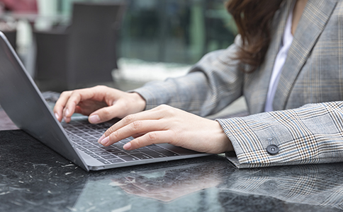 影響?？诖碛涃~費用的因素