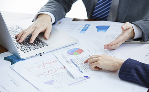 ?？诠咀粤鞒?></p><h3>三、?？诠咀粤鞒?/h3><p>海口注冊新公司一般包括以下幾個步驟：</p><p>1. 核名</p><p>選擇一個合適的公司名稱，提交名稱審核申請。名稱通過審核后，企業(yè)才能進入下一步。</p><p>2. 提交注冊材料</p><p>準備好相關(guān)的注冊材料，并向?？诠ど绦姓芾聿块T提交。這些材料將由工商部門審核，審核通過后，會發(fā)放營業(yè)執(zhí)照。</p><p>3. 領(lǐng)取營業(yè)執(zhí)照</p><p>審核通過后，企業(yè)可以領(lǐng)取營業(yè)執(zhí)照，正式成為一家合法的企業(yè)。此時，可以開始公司運營的各項工作。</p><p>4. 辦理稅務(wù)登記</p><p>營業(yè)執(zhí)照領(lǐng)取后，企業(yè)需要到當(dāng)?shù)囟悇?wù)機關(guān)進行稅務(wù)登記，領(lǐng)取稅務(wù)登記證和發(fā)票。</p><p>5. 開戶銀行賬戶</p><p>為公司開設(shè)銀行賬戶，并完成基本的資金存款，確保公司的財務(wù)運行。</p><h3>四、海口公司注冊常見問題與注意事項</h3><p>1. 公司名稱沖突怎么辦?</p><p>在選擇公司名稱時，若出現(xiàn)名稱沖突的情況，您需要重新選擇并提交申請。建議在選擇名稱前，先進行名稱查詢，避免重名。</p><p>2. 注冊資本是否必須全額到位?</p><p>?？趯τ谟邢薰镜淖再Y本不要求全額到位，可以通過認繳方式進行注冊。公司股東只需要在規(guī)定期限內(nèi)繳納相應(yīng)的資本即可。</p><p>3. ?？诘恼咧С钟心男?</p><p>為了鼓勵創(chuàng)業(yè)，海口提供了多項政策支持，包括稅收減免、政府補貼等。您可以根據(jù)實際需求咨詢當(dāng)?shù)氐恼块T，獲取更多支持信息。</p><h3>五、總結(jié)</h3><p>綜上所述，海口注冊新公司條件主要包括公司名稱選擇、注冊資本、股東和法人要求、經(jīng)營范圍、注冊地址等。了解并準備好所需的材料和手續(xù)，能夠幫助您順利完成公司注冊。如果您對?？诘墓咀粤鞒踢€有疑問，或需要進一步的指導(dǎo)，歡迎隨時咨詢?？阢茣嫻?，我們將竭誠為您提供專業(yè)的咨詢和服務(wù)，助力您的創(chuàng)業(yè)成功!</p><div   id=