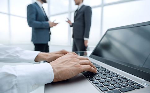 ?？诓惋嫻咀粤鞒?></p><h3>三、海口餐飲公司注冊流程</h3><p>注冊?？诓惋嫻就ǔ７譃橐韵聨讉€(gè)步驟：</p><p>1. 公司名稱核準(zhǔn)</p><p>企業(yè)主需要到海口工商局進(jìn)行名稱核準(zhǔn)。名稱通過后，可以進(jìn)入下一步注冊流程。</p><p>2. 提交注冊材料</p><p>包括法人身份證明、股東身份證明、注冊地址證明、餐飲經(jīng)營許可證申請表等。確保資料齊全，減少因資料不齊全導(dǎo)致的延誤。</p><p>3. 領(lǐng)取營業(yè)執(zhí)照</p><p>提交注冊材料后，工商部門會(huì)進(jìn)行審查，若審核通過，將頒發(fā)營業(yè)執(zhí)照。一般情況下，餐飲公司注冊過程大約需要7-10個(gè)工作日。</p><p>4. 辦理稅務(wù)登記</p><p>公司注冊完成后，需前往稅務(wù)部門辦理稅務(wù)登記，領(lǐng)取稅務(wù)登記證，并根據(jù)經(jīng)營情況選擇合適的稅務(wù)類型。</p><p>5. 辦理食品相關(guān)許可證</p><p>根據(jù)公司具體經(jīng)營內(nèi)容，辦理餐飲服務(wù)許可證、食品流通許可證等相關(guān)證件。</p><p>6. 銀行開戶</p><p>完成所有注冊手續(xù)后，公司需要在銀行開設(shè)基本賬戶，以便日后的經(jīng)營結(jié)算和資金管理。</p><h3>四、?？诓惋嫻咀猿Ｒ妴栴}解答</h3><p>1. 餐飲公司注冊資金多少合適?</p><p>餐飲公司注冊資金沒有嚴(yán)格要求，可以根據(jù)公司的規(guī)模來決定。一般來說，規(guī)模較大的餐飲公司可能需要較高的注冊資本。</p><p>2. 餐飲服務(wù)許可證怎么申請?</p><p>企業(yè)主需要提供餐飲經(jīng)營場所的衛(wèi)生條件、廚房設(shè)備、員工健康檢查報(bào)告等相關(guān)資料，經(jīng)過衛(wèi)生部門審核后可獲得許可證。</p><p>3. 海口餐飲公司注冊的時(shí)間和費(fèi)用是多少?</p><p>通常情況下，注冊海口餐飲公司需要7-10個(gè)工作日。費(fèi)用方面，除了工商注冊費(fèi)用外，還需考慮申請各類許可證的費(fèi)用。</p><h3>五、總結(jié)</h3><p>總的來說，?？诓惋嫻咀詶l件相對明確，但需要注意一些特殊的許可要求，如餐飲服務(wù)許可證、食品流通許可證以及消防合格證明等。遵循相關(guān)規(guī)定，并提供齊全的資料，將大大提高注冊的成功率。</p><p>如果您在注冊過程中有任何問題或需要進(jìn)一步咨詢，建議隨時(shí)聯(lián)系海口泓灼會(huì)計(jì)公司，我們的專業(yè)團(tuán)隊(duì)將為您提供一對一的指導(dǎo)與服務(wù)，確保您順利完成餐飲公司注冊，順利啟動(dòng)您的創(chuàng)業(yè)之路。</p><div   id=