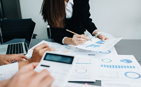 ?？谧员嵐舅璨牧?></p><h3>二、?？谧员嵐舅璨牧?/h3><p>在注冊?？诒嵐緯r，準備齊全的材料是確保注冊順利進行的前提。以下是注冊過程中需要提供的主要材料：</p><p>- 公司名稱核準通知書：用于確認公司名稱的唯一性和合法性。</p><p>- 法人身份證原件及復印件：確認公司法人的身份。</p><p>- 公司章程：規(guī)定公司內(nèi)部的運營管理方式，確保公司運營的合法性。</p><p>- 公司注冊地址證明：包括房產(chǎn)租賃合同或房產(chǎn)證復印件，用于證明公司注冊地點的合法性。</p><p>- 注冊資本證明：注冊資本是公司成立的基礎(chǔ)，可以選擇認繳制，確保注冊資本符合當?shù)匾蟆?/p><p>- 稅務(wù)登記申請表：用于稅務(wù)登記時填寫的基本表格。</p><h3>三、?？谧员嵐咀⒁馐马?/h3><p>在?？谧员嵐緯r，除了了解注冊流程和所需材料外，還需要特別注意以下幾個方面：</p><p>1. 確保公司名稱獨特</p><p>公司名稱是公司形象的一部分，必須獨具特色且符合當?shù)毓ど滩块T的要求。在進行名稱核準時，確保您的公司名稱與其他公司不重復。盡量避免使用過于寬泛的詞匯，以增加公司品牌的辨識度。</p><p>2. 選擇合適的經(jīng)營范圍</p><p>注冊時需要明確公司經(jīng)營的范圍，保潔公司通常的經(jīng)營范圍包括家庭清潔、辦公室清潔、工業(yè)清潔等。在注冊時，務(wù)必根據(jù)公司實際經(jīng)營方向填寫經(jīng)營范圍，以避免后期運營中出現(xiàn)不必要的法律問題。</p><p>3. 依法辦理相關(guān)許可證</p><p>部分地區(qū)可能要求保潔公司持有特定的行業(yè)許可證，例如環(huán)境衛(wèi)生許可證等。根據(jù)?？诘木唧w法規(guī)，確認是否需要申請這些許可證，以確保公司能夠依法經(jīng)營。</p><p>4. 選擇合適的稅務(wù)政策</p><p>稅務(wù)問題是公司運營中不可忽視的一環(huán)。保潔公司經(jīng)營時，應(yīng)根據(jù)公司規(guī)模、營業(yè)額等因素選擇合適的稅務(wù)政策。小規(guī)模公司可以選擇小規(guī)模納稅人政策，而較大規(guī)模的公司可能需要選擇一般納稅人政策。及時咨詢稅務(wù)部門或?qū)I(yè)顧問，確保公司符合相關(guān)稅收政策。</p><h3>四、總結(jié)</h3><p>?？谧员嵐静⒉粡碗s，但涉及到許多細節(jié)。了解并掌握注冊流程、所需材料及相關(guān)注意事項，能夠幫助您順利開辦公司，避免在注冊過程中出現(xiàn)問題。如果您在注冊過程中遇到任何疑問，建議隨時咨詢?？阢茣嫻?，他們可以為您提供專業(yè)的注冊服務(wù)和后續(xù)運營建議，確保您的公司順利起步并走向成功。</p>                </div>
                <p class=