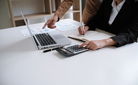 ?？诒０补咀缘淖⒁馐马?></p><h3>三、?？诒０补咀缘淖⒁馐马?/h3><p>1. 行業(yè)許可證的重要性：保安公司在注冊后，必須獲得《保安服務許可證》，這是公司合法經營的根本。該許可證有效期通常為3年，到期需要申請續(xù)期。</p><p>2. 公司人員管理要求：保安公司的員工需經過專業(yè)培訓并持有有效的保安員證書。同時，公司的管理人員應具備相關的行業(yè)經驗和資格。</p><p>3. 資金和設備投入：作為服務型公司，保安公司還需購買相關的設備，如監(jiān)控設備、通訊工具等，保障服務的專業(yè)性和可靠性。</p><p>4. 合規(guī)性問題：?？诒０补驹谧詴r需要遵守各項法律法規(guī)，包括《保安服務管理條例》等。特別是在人員管理、服務合同簽訂等方面要特別注重合規(guī)。</p><h3>四、?？诒０补咀缘某Ｒ妴栴}</h3><p>- 如何選擇合適的注冊地址?</p><p>注冊地址需要符合海口當地的法律規(guī)定，并且能確保日常運營的正常開展。建議選擇交通便利、配套設施齊全的區(qū)域。</p><p>- 需要哪些專業(yè)人員支持?</p><p>除了保安員之外，公司還需要有財務人員、行政人員等支持運營。若公司規(guī)模較大，還可考慮聘請行業(yè)經驗豐富的經理人。</p><p>- 注冊過程中是否可以代理?</p><p>如果自己不熟悉注冊流程，可以選擇委托專業(yè)的公司代理注冊。這樣可以節(jié)省時間，避免因手續(xù)繁瑣而出現疏漏。</p><h3>五、?？诒０补咀缘馁M用</h3><p>注冊保安公司所需的費用包括但不限于：注冊資金、律師費用、代理費用、辦公場地租賃、設備采購等。根據公司規(guī)模和業(yè)務需求，費用可能有所不同，但大致上注冊費用會在數萬元人民幣左右。</p><h3>總結</h3><p>?？诒０补咀允且豁棌碗s的任務，需要關注許多細節(jié)，包括公司資質、人員要求以及行業(yè)許可證等。如果你打算在?？陂_設保安公司，了解上述的注冊流程和注意事項非常關鍵。為了確保順利注冊并順利開展業(yè)務，建議你在注冊過程中咨詢專業(yè)的服務機構，確保每個環(huán)節(jié)都符合相關規(guī)定。</p><p>如果你對?？诒０补咀赃^程中的具體事項還有疑問，或者需要更多的幫助，歡迎隨時咨詢?？阢茣嫻?，我們將為您提供專業(yè)的咨詢服務，幫助您順利完成公司注冊。</p>                </div>
                <p class=