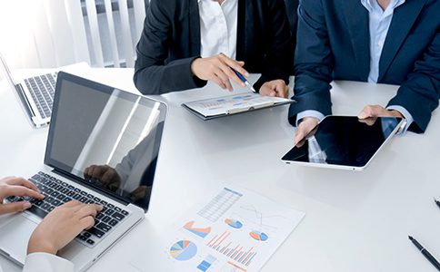  注冊(cè)?？谒侥蓟鸸舅璨牧?></p><h3>3. 注冊(cè)?？谒侥蓟鸸舅璨牧?/h3><p>注冊(cè)海口私募基金公司需要準(zhǔn)備的材料較為復(fù)雜，主要包括以下內(nèi)容：</p><p>- 公司章程：包括公司的經(jīng)營(yíng)范圍、股東情況、股本結(jié)構(gòu)等。</p><p>- 股東身份證明：股東和法人代表的身份證復(fù)印件及相關(guān)資質(zhì)證明。</p><p>- 辦公場(chǎng)所證明：租賃合同或不動(dòng)產(chǎn)登記證明。</p><p>- 高管人員的相關(guān)資質(zhì)證明：包括基金經(jīng)理和其他關(guān)鍵人員的資質(zhì)證書和履歷。</p><p>- 公司資金證明：銀行存款證明或?qū)徲?jì)報(bào)告。</p><p>- 基金管理人登記申請(qǐng)表：向基金業(yè)協(xié)會(huì)提交的相關(guān)表格。</p><h3>4. ?？谒侥蓟鸸咀?cè)的注意事項(xiàng)</h3><p>在注冊(cè)海口私募基金公司時(shí)，創(chuàng)業(yè)者需要特別注意以下幾點(diǎn)：</p><p>- 了解政策變化：?？谧鳛楹Ｄ献再Q(mào)港的一部分，可能會(huì)出臺(tái)新的政策，影響私募基金公司注冊(cè)的條件或流程。因此，注冊(cè)之前需要了解最新的政策動(dòng)向。</p><p>- 確保資金來(lái)源合法合規(guī)：私募基金的資金來(lái)源需確保合法，避免涉及非法資金或資金鏈不清的問(wèn)題。</p><p>- 高管人員背景審核嚴(yán)格：私募基金公司對(duì)于高管人員的背景審查非常嚴(yán)格，因此需要確保管理團(tuán)隊(duì)的人員符合相關(guān)的資質(zhì)要求。</p><p>- 及時(shí)備案和申報(bào)：私募基金產(chǎn)品需按照規(guī)定及時(shí)進(jìn)行備案，確保公司運(yùn)作符合法規(guī)要求。</p><h3>5. 為什么選擇?？谧?cè)私募基金公司?</h3><p>海口作為海南自貿(mào)港的核心城市，近年來(lái)大力推動(dòng)金融領(lǐng)域的開放與創(chuàng)新。注冊(cè)私募基金公司在?？谟幸韵聨讉€(gè)優(yōu)勢(shì)：</p><p>- 政策支持：海南自貿(mào)港為金融行業(yè)提供了多項(xiàng)優(yōu)惠政策，尤其是在私募基金管理方面，降低了創(chuàng)業(yè)者的資金和稅務(wù)負(fù)擔(dān)。</p><p>- 市場(chǎng)潛力：?？诘慕鹑谑袌?chǎng)正在快速發(fā)展，隨著政策的放開，吸引了越來(lái)越多的投資者和創(chuàng)業(yè)者。</p><p>- 地理優(yōu)勢(shì)：?？趽碛斜憬莸慕煌ňW(wǎng)絡(luò)和國(guó)際化的港口，適合基金公司進(jìn)行跨境投資和合作。</p><h3>6. 總結(jié)</h3><p>?？谒侥蓟鸸咀?cè)不僅需要遵循一定的法律法規(guī)，還需要準(zhǔn)備豐富的注冊(cè)材料。整個(gè)過(guò)程涉及到多個(gè)步驟，需要確保每一環(huán)節(jié)都符合要求。為了確保注冊(cè)過(guò)程順利，創(chuàng)業(yè)者可以選擇專業(yè)的注冊(cè)公司或咨詢機(jī)構(gòu)進(jìn)行協(xié)助。</p><p>如果您正在考慮在?？谧?cè)私募基金公司，建議隨時(shí)咨詢?？阢茣?huì)計(jì)公司的專業(yè)意見，我們將為您提供最準(zhǔn)確的注冊(cè)流程和相關(guān)指導(dǎo)，確保您的私募基金公司順利設(shè)立，開啟您的投資之路。</p>                </div>
                <p class=