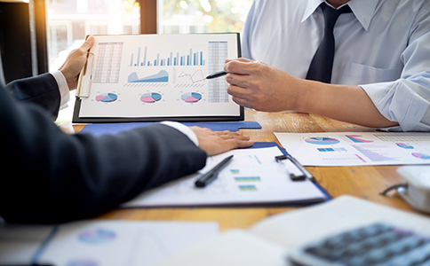 ?？谧怨玖鞒?></p><h3>3. 海口注冊公司流程中的注意事項(xiàng)</h3><p>在注冊過程中，有一些關(guān)鍵點(diǎn)需要特別注意，以避免因材料不全或程序不規(guī)范而導(dǎo)致的延誤：</p><p>3.1 提前規(guī)劃公司名稱</p><p>公司名稱是注冊的第一步，確保您的公司名稱符合?？诠ど叹值拿?guī)定，并避免與現(xiàn)有公司名稱重復(fù)，減少后期的修改或重新申請的麻煩。</p><p>3.2 正確填寫公司章程</p><p>公司章程是公司成立的重要文件之一，必須明確公司的經(jīng)營范圍、股東責(zé)任等關(guān)鍵內(nèi)容，確保合法合規(guī)。</p><p>3.3 注冊資本與股東責(zé)任</p><p>?？诘墓咀再Y本要求靈活，可以根據(jù)實(shí)際經(jīng)營需要設(shè)定。股東的責(zé)任也需要在章程中明確，特別是在股份比例和出資方式上，避免后期產(chǎn)生糾紛。</p><p>3.4 確保注冊地址合法</p><p>注冊地址必須是商業(yè)用途，且必須提供有效的產(chǎn)權(quán)證明或租賃合同。在?？冢缘刂肥欠窈戏▽⒅苯佑绊懙焦ど痰怯浭欠裢ㄟ^。</p><h3>4. 為什么選擇?？谧怨?/h3><p>?？谧鳛楹Ｄ鲜〉氖?huì)，地理位置優(yōu)越，經(jīng)濟(jì)發(fā)展?jié)摿薮蟆τ趧?chuàng)業(yè)者來說，海口的市場環(huán)境和政策支持非常適合新企業(yè)的成長。同時(shí)，?？谑姓峁┑亩囗?xiàng)扶持政策，也使得注冊公司成為很多企業(yè)主的優(yōu)選。</p><h3>5. 總結(jié)</h3><p>?？谧怨玖鞒滔鄬唵?，但準(zhǔn)備材料和注意事項(xiàng)仍需要企業(yè)主認(rèn)真對待。了解并準(zhǔn)備好相關(guān)流程和材料，可以幫助您順利完成公司注冊，開啟您的創(chuàng)業(yè)之旅。如果您對注冊流程或材料準(zhǔn)備有任何疑問，隨時(shí)可以咨詢海口泓灼會(huì)計(jì)公司，我們將為您提供專業(yè)的支持和指導(dǎo)，確保您的注冊過程順利無憂。</p><div   id=