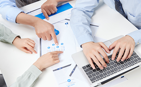 影響?？诠咀詴r間的因素