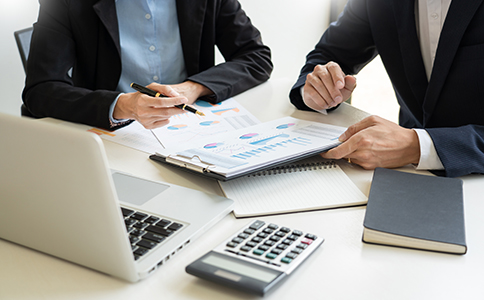 ?？谧兏ㄈ?></p><h3>二、?？谧兏ㄈ怂璧钠渌⒁馐马?xiàng)</h3><p>1. 合法的經(jīng)營范圍調(diào)整</p><p>在一些情況下，法人變更可能會涉及到公司經(jīng)營范圍的調(diào)整。如果公司經(jīng)營范圍有所更改，必須提供新的經(jīng)營范圍說明，并申請相應(yīng)的許可證或批準(zhǔn)文件。</p><p>2. 稅務(wù)登記證復(fù)印件</p><p>法人變更可能會影響到公司的稅務(wù)登記信息。因此，在辦理法人變更時(shí)，企業(yè)需要提供稅務(wù)登記證的復(fù)印件，并在變更后及時(shí)更新稅務(wù)登記資料，確保稅務(wù)信息準(zhǔn)確。</p><p>3. 其他法律文件(如適用)</p><p>根據(jù)企業(yè)類型、行業(yè)特點(diǎn)以及其他法律規(guī)定，可能還需要提供相關(guān)的許可證或?qū)徟募?。這些文件需要根據(jù)具體情況進(jìn)行補(bǔ)充，確保變更手續(xù)符合行業(yè)規(guī)范。</p><h3>三、?？谧兏ㄈ诉^程中的常見問題</h3><p>1. 法人變更是否需要股東全體同意?</p><p>通常情況下，公司法人的變更需要獲得股東的同意。股東大會或董事會應(yīng)當(dāng)對法人變更事項(xiàng)進(jìn)行討論，并通過相關(guān)決議。因此，股東全體同意是順利辦理法人變更的重要前提。</p><p>2. 如果新法人不在?？?，如何辦理法人變更?</p><p>如果新法人不在?？冢髽I(yè)仍然可以辦理法人變更手續(xù)。新法人可以委托代理人代為辦理相關(guān)手續(xù)，代理人需攜帶委托書、法人身份證明等文件，進(jìn)行材料提交。</p><p>3. 法人變更對公司的經(jīng)營影響有哪些?</p><p>法人變更后，公司在法律上將由新法人代表，但通常不會影響公司的日常經(jīng)營活動。然而，變更過程中的文件準(zhǔn)備和工商登記更新可能會稍微延遲公司的運(yùn)營。因此，企業(yè)應(yīng)提前規(guī)劃好變更時(shí)間。</p><h3>四、總結(jié)</h3><p>?？谧兏ㄈ怂璧馁Y料包括法人變更申請書、新法人的身份證明、新法人委托書、公司章程修改文件、營業(yè)執(zhí)照復(fù)印件、法人變更決議等。在準(zhǔn)備這些資料時(shí)，企業(yè)應(yīng)確保文件完整、準(zhǔn)確，避免因資料不齊全而耽誤變更手續(xù)的辦理。</p><p>如果您在法人變更過程中遇到困難，建議隨時(shí)咨詢?？阢茣?jì)公司的相關(guān)專業(yè)服務(wù)。我們可以為您提供詳細(xì)的流程指導(dǎo)，幫助您順利完成法人變更，確保企業(yè)經(jīng)營的順利進(jìn)行。</p><div   id=