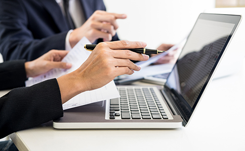 注冊?？谖锪鞴镜囊话懔鞒?></p><h3>三、注冊海口物流公司的一般流程</h3><p>準(zhǔn)備好相關(guān)資料后，您可以開始注冊海口物流公司。整個過程通常需要6-8個工作日，具體步驟如下：</p><p>1. 名稱核準(zhǔn)</p><p>首先，向?？谑泄ど绦姓芾砭痔峤还久Q預(yù)先核準(zhǔn)申請，核準(zhǔn)通過后，您將獲得《企業(yè)名稱預(yù)先核準(zhǔn)通知書》。</p><p>2. 提交注冊申請</p><p>準(zhǔn)備好公司章程、股東身份證明、注冊地址證明等資料，提交到?？谑泄ど叹诌M行注冊。注冊材料審核通過后，您將獲得《營業(yè)執(zhí)照》。</p><p>3. 刻章備案</p><p>取得《營業(yè)執(zhí)照》后，您需要到公安機關(guān)指定的刻章公司刻制公章、財務(wù)章、法人章等，并進行備案。</p><p>4. 銀行開戶</p><p>接下來，您需要到銀行開設(shè)公司基本賬戶，這將用于公司的資金管理和對外支付。</p><p>5. 稅務(wù)登記</p><p>帶著營業(yè)執(zhí)照和相關(guān)材料，到?？谑卸悇?wù)局進行稅務(wù)登記，注冊為納稅人，并根據(jù)公司業(yè)務(wù)規(guī)模選擇納稅方式。</p><p>6. 申請道路運輸許可證(如涉及運輸業(yè)務(wù))</p><p>如您的物流公司涉及道路運輸業(yè)務(wù)，還需向交通運輸主管部門提交申請，辦理道路運輸經(jīng)營許可證。</p><h3>四、?？谧晕锪鞴咀⒁馐马椗c建議</h3><p>1. 注冊地址合規(guī)性</p><p>注冊地址必須真實有效，并且符合工商局的要求。如果使用虛擬地址，可能會導(dǎo)致注冊失敗。</p><p>2. 注冊資本的合理設(shè)定</p><p>盡管注冊資本不再強制要求實繳，但建議根據(jù)實際業(yè)務(wù)規(guī)模設(shè)定合適的注冊資本。如果公司涉及較大規(guī)模的運輸業(yè)務(wù)，較高的注冊資本能增強客戶的信任。</p><p>3. 涉及特許經(jīng)營的資料準(zhǔn)備</p><p>如公司涉及的物流業(yè)務(wù)需要額外的許可或資質(zhì)認證(例如道路運輸許可證)，應(yīng)提前咨詢相關(guān)部門，準(zhǔn)備好必要的申請材料。</p><p>4. 利用專業(yè)代理服務(wù)</p><p>注冊物流公司所需的資料較為繁雜，流程也較為復(fù)雜。如果您不熟悉注冊流程，建議選擇專業(yè)的工商注冊代理服務(wù)公司，這可以節(jié)省您的時間和精力。</p><h3>五、總結(jié)</h3><p>綜上所述，?？谧晕锪鞴拘枰馁Y料涵蓋了公司名稱、章程、股東身份證明、經(jīng)營場所證明等多個方面。在注冊過程中，確保每一項資料的準(zhǔn)備和審核都符合相關(guān)規(guī)定，能夠避免不必要的麻煩。</p><p>如果您對注冊流程感到困惑，或者需要更多的專業(yè)指導(dǎo)，歡迎隨時咨詢【?？阢茣嫛俊Ｎ覀兲峁┮徽臼降墓ど套?、財稅代理等服務(wù)，幫助您快速高效地完成物流公司注冊，助力您的創(chuàng)業(yè)之路!</p><div   id=