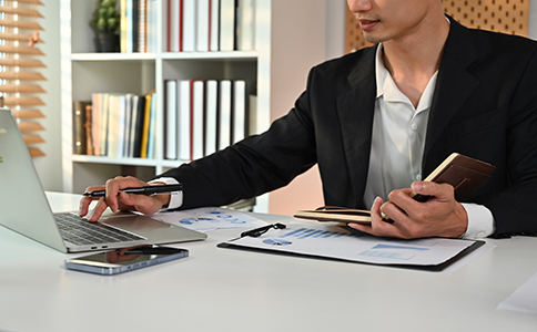 ?？谧?cè)獵頭公司基本條件