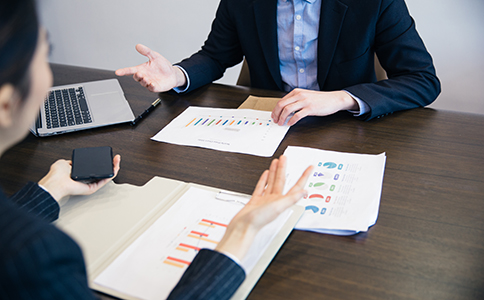 注冊(cè)?？诠拘枰牟牧?></p><h3>3. 注冊(cè)海口公司需要的材料</h3><p>在公司注冊(cè)過程中，材料的準(zhǔn)備是否齊全直接關(guān)系到注冊(cè)進(jìn)度。以下為?？诠咀?cè)所需的主要材料：</p><p>公司名稱預(yù)先核準(zhǔn)通知書：在工商局核準(zhǔn)名稱后領(lǐng)取。</p><p>公司章程：由全體股東簽字并蓋章，明確公司組織架構(gòu)、股東權(quán)利、出資比例等。</p><p>法人、股東、監(jiān)事身份證復(fù)印件：每位股東及監(jiān)事均需提供身份證復(fù)印件。</p><p>公司注冊(cè)地址證明文件：包括房產(chǎn)證復(fù)印件、租賃合同等，以確保注冊(cè)地址的合法性和有效性。</p><p>銀行開戶許可證：公司銀行賬戶開立完成后，銀行將發(fā)放開戶許可證。</p><p>稅務(wù)登記資料：包括稅務(wù)登記表、公司營業(yè)執(zhí)照副本、銀行賬戶信息等。</p><h3>4. ?？诠咀?cè)費(fèi)用</h3><p>注冊(cè)公司過程中，創(chuàng)業(yè)者需支付一定費(fèi)用，包括：</p><p>工商注冊(cè)費(fèi)用：工商局收取的注冊(cè)費(fèi)用，視公司類型和注冊(cè)資本而定。</p><p>印章制作費(fèi)用：刻制公章、財(cái)務(wù)章、法人章等，費(fèi)用一般在300-500元。</p><p>銀行開戶費(fèi)用：部分銀行收取開戶費(fèi)用，約為200-300元。</p><p>稅務(wù)登記費(fèi)用：根據(jù)稅務(wù)局具體規(guī)定，部分費(fèi)用需按規(guī)定繳納。</p><p>整體而言，在?？谧?cè)一家普通的有限責(zé)任公司，費(fèi)用大致在1000元-3000元之間，具體金額視實(shí)際情況而定。</p><h3>5. 海口公司注冊(cè)常見問題解答</h3><p>問：?？诠咀?cè)需要多久?</p><p>答：若材料齊全且審核順利，整個(gè)注冊(cè)流程一般在10-15個(gè)工作日內(nèi)完成。</p><p>問：注冊(cè)資本需要實(shí)際繳納嗎?</p><p>答：?？趯?shí)行注冊(cè)資本認(rèn)繳制，創(chuàng)業(yè)者可根據(jù)公司實(shí)際情況設(shè)定注冊(cè)資本，無需一次性繳清。但建議合理設(shè)定，以免影響企業(yè)信用評(píng)級(jí)。</p><p>問：注冊(cè)地址可以使用住宅地址嗎?</p><p>答：一般情況下，公司注冊(cè)地址需為商業(yè)用途，但部分地區(qū)允許使用住宅地址注冊(cè)個(gè)體工商戶或小微企業(yè)。</p><h3>總結(jié)</h3><p>通過本文的詳細(xì)介紹，相信您已經(jīng)對(duì)海口公司注冊(cè)流程及所需材料有了全面了解。從公司名稱核準(zhǔn)到稅務(wù)登記，每個(gè)環(huán)節(jié)都至關(guān)重要。為確保注冊(cè)過程順利，建議創(chuàng)業(yè)者提前準(zhǔn)備好所需材料，并按照流程逐步操作。如果您對(duì)公司注冊(cè)流程仍有疑問或需要專業(yè)協(xié)助，歡迎隨時(shí)聯(lián)系海口泓灼會(huì)計(jì)。我們將為您提供專業(yè)、高效的一站式注冊(cè)服務(wù)，助您輕松開啟創(chuàng)業(yè)之路。</p><p>如需更多信息，歡迎隨時(shí)咨詢，我們將為您提供一對(duì)一的專業(yè)解答和指導(dǎo)。</p><div   id=