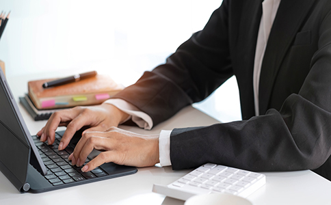 ?？谧?cè)公司