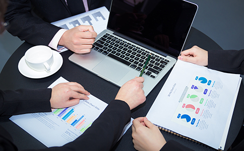 ??诠镜刂纷兏某R娫? src= ??诠镜刂纷兏某R娫?></p><h3>一、??诠镜刂纷兏某R娫?/h3><p>企業(yè)變更地址的原因多種多樣,常見的主要有以下幾種:</p><p>企業(yè)搬遷升級:公司業(yè)務(wù)發(fā)展迅速,需擴(kuò)大辦公場地,選擇更適合經(jīng)營的辦公環(huán)境。</p><p>租賃合同到期:原辦公場所租約結(jié)束,不再續(xù)租,需尋找新地址。</p><p>節(jié)約成本:遷往租金或運(yùn)營成本更低的區(qū)域。</p><p>政策扶持:部分??谔囟▍^(qū)域有稅收優(yōu)惠或扶持政策,企業(yè)選擇遷址以享受政策紅利。</p><p>無論原因如何,及時(shí)依法辦理地址變更手續(xù),確保企業(yè)信息準(zhǔn)確,是維護(hù)企業(yè)合法權(quán)益的關(guān)鍵。</p><h3>二、海口公司地址變更的辦理流程</h3><p>??诠镜刂纷兏话阈枰诤?谑惺袌霰O(jiān)督管理局辦理,主要流程如下:</p><p>1. 準(zhǔn)備材料:按照規(guī)定準(zhǔn)備相關(guān)材料,確保信息完整。</p><p>2. 提交申請:通過“??谑袌霰O(jiān)管局”官網(wǎng)或現(xiàn)場提交地址變更申請。</p><p>3. 審核材料:工商部門對提交材料進(jìn)行審核,確認(rèn)無誤后受理。</p><p>4. 領(lǐng)取新的營業(yè)執(zhí)照:審核通過后,領(lǐng)取更新后的營業(yè)執(zhí)照正副本。</p><p>5. 相關(guān)部門變更備案:包括稅務(wù)局、銀行開戶行等同步更新地址信息。</p><p>如果地址涉及跨區(qū)遷移,還可能涉及更復(fù)雜的遷移備案手續(xù),具體可咨詢專業(yè)機(jī)構(gòu)。<br><img src=