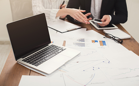 ?？谧怨?></p><h3>三、?？谧怨具^程中常見資料誤區(qū)與建議</h3><p>1. 名稱不符合規(guī)范</p><p>企業(yè)名稱中不得含有國家禁止使用的字詞，且需避免與同行業(yè)已注冊公司重復(fù)。建議提前多準備幾個名稱備選。</p><p>2. 地址資料不齊全或不合法</p><p>注冊地址必須真實有效，有些創(chuàng)業(yè)者使用虛假地址，導(dǎo)致注冊失敗。租賃合同需加蓋房東公章，確保合法性。</p><p>3. 股東身份證信息模糊</p><p>提交身份證復(fù)印件需清晰完整，避免因信息不清被退回。</p><p>4. 經(jīng)營范圍過于寬泛或模糊</p><p>經(jīng)營范圍應(yīng)詳細且符合?？谡撸^于寬泛可能被工商局要求修改。</p><p>5. 忽視公司章程的制定</p><p>公司章程是企業(yè)運營的重要依據(jù)，建議由專業(yè)人員協(xié)助起草，避免漏洞。</p><h3>四、資料提交途徑及電子化登記趨勢</h3><p>隨著“互聯(lián)網(wǎng)+政務(wù)服務(wù)”推進，?？诠ど套粤鞒桃褜崿F(xiàn)部分線上辦理。創(chuàng)業(yè)者可以通過“?？谑惺袌霰O(jiān)督管理局”官網(wǎng)或“政務(wù)服務(wù)平臺”上傳電子版資料，節(jié)省往返時間。同時，資料規(guī)范、完整能加快審核效率。</p><p>電子化登記不僅提升了效率，也方便創(chuàng)業(yè)者實時查詢進度，避免資料遺漏。建議創(chuàng)業(yè)者提前了解平臺操作流程，準備好電子掃描件。</p><h3>結(jié)語</h3><p>準備齊全、規(guī)范的海口注冊公司資料，是確保注冊流程順利進行的基礎(chǔ)。了解各類資料的具體要求，有助于避免反復(fù)修改補交，提高注冊成功率。創(chuàng)業(yè)路上，資料準備只是第一步，后續(xù)還有更多細節(jié)需要關(guān)注。</p><p>如果您在準備?？谧怨举Y料時遇到任何不清楚的地方，歡迎隨時咨詢海口泓灼會計，我們將為您提供專業(yè)、高效的一站式服務(wù)，助您輕松開啟創(chuàng)業(yè)之路。</p><div   id=