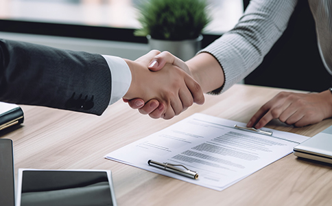 ?？谧怨镜淖⒁馐马?></p><h3>三、?？谧怨镜淖⒁馐马椉俺Ｒ妴栴}</h3><p>1. 核名要提前準(zhǔn)備</p><p>由于名稱重名較多，建議提前準(zhǔn)備多個備選名稱，提高核名通過率，節(jié)省時間。</p><p>2. 經(jīng)營范圍填寫要精準(zhǔn)</p><p>經(jīng)營范圍直接影響公司后續(xù)業(yè)務(wù)和審批，務(wù)必精準(zhǔn)填寫，避免日后修改麻煩。</p><p>3. 資料準(zhǔn)備完整</p><p>提交注冊申請時，材料不齊全是常見的審核瓶頸，建議提前核對清單，確保無遺漏。</p><p>4. 選擇合適的注冊類型</p><p>不同注冊類型手續(xù)和稅務(wù)負(fù)擔(dān)不同，建議根據(jù)企業(yè)規(guī)模和業(yè)務(wù)特點合理選擇。</p><p>5. 及時進(jìn)行稅務(wù)登記</p><p>營業(yè)執(zhí)照辦理完畢后，盡快完成稅務(wù)登記，避免影響正常經(jīng)營。</p><h3>總結(jié)</h3><p>綜上所述，海口注冊公司流程和條件相對明確，創(chuàng)業(yè)者只需按照規(guī)范流程準(zhǔn)備好相關(guān)資料，核實注冊條件，即可順利完成公司設(shè)立。?？谧鳛楹Ｄ献再Q(mào)港核心城市，政策支持力度大，注冊門檻低，是創(chuàng)業(yè)投資的理想選擇。</p><p>如果您在注冊過程中遇到任何疑問或需要專業(yè)指導(dǎo)，建議隨時咨詢?？阢茣?。泓灼會計團(tuán)隊擁有豐富的注冊經(jīng)驗，能為您提供全流程代理服務(wù)，從核名、材料準(zhǔn)備到稅務(wù)籌劃，助力您的公司快速合規(guī)落地，省時省力又安心。</p><div   id=