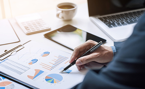 ?？谧苑止?></p><h3>三、?？谑械南嚓P(guān)政策及行業(yè)要求</h3><p>?？谑凶鳛楹Ｄ鲜〉氖鞘校陙韺ζ髽I(yè)注冊的支持政策逐漸完善，尤其是在引導(dǎo)外資和創(chuàng)新型企業(yè)發(fā)展方面，采取了一系列優(yōu)惠政策。企業(yè)在注冊分公司時，需根據(jù)?？谑械木唧w政策要求提供相應(yīng)材料。</p><p>1. 企業(yè)類型與稅務(wù)政策：?？趯τ诓煌袠I(yè)的企業(yè)，特別是外資、互聯(lián)網(wǎng)和高新技術(shù)企業(yè)，給予稅收上的優(yōu)惠政策。注冊分公司時，企業(yè)需根據(jù)其行業(yè)特點(diǎn)，了解相關(guān)的稅收優(yōu)惠政策，并向相關(guān)部門咨詢確認(rèn)。</p><p>2. 環(huán)保與行業(yè)審批要求：部分行業(yè)如餐飲、醫(yī)療、環(huán)保等，可能需要進(jìn)行環(huán)境評估或行業(yè)審批，企業(yè)在提交注冊資料時需要確認(rèn)是否符合相關(guān)政策要求。</p><h3>四、?？谧苑止緯r的常見問題及解答</h3><p>1. 分公司是否需要獨(dú)立注冊資本?</p><p>- 不需要。分公司通常不需要單獨(dú)出資注冊資本，而是由母公司進(jìn)行全額投資。分公司注冊資本一般由母公司決定，并不需要單獨(dú)繳納資本金。</p><p>2. 分公司可以獨(dú)立法人身份嗎?</p><p>- 不可以。分公司是母公司的一部分，不具有獨(dú)立法人資格，其法律責(zé)任由母公司承擔(dān)。分公司不能單獨(dú)進(jìn)行法務(wù)或稅務(wù)活動。</p><p>3. 分公司是否需要重新繳納稅款?</p><p>- 分公司在?？谶M(jìn)行稅務(wù)登記后，需按照國家稅法進(jìn)行納稅申報，但其納稅義務(wù)由母公司負(fù)責(zé)。如果分公司未獨(dú)立運(yùn)營，母公司需合并稅務(wù)報表。</p><p>4. 注冊分公司過程中能否委托代理公司處理?</p><p>- 可以。很多企業(yè)會選擇委托專業(yè)的會計事務(wù)所或工商代理公司代辦注冊手續(xù)，以確保所有資料和流程的順利進(jìn)行。</p><h3>五、總結(jié)與推薦</h3><p>通過以上介紹，企業(yè)在?？谧苑止緯r所需的資料和流程大致已清晰。企業(yè)在準(zhǔn)備相關(guān)材料時，建議仔細(xì)核對每項要求，確保資料的完整性和準(zhǔn)確性。此外，企業(yè)在選擇注冊地址和確認(rèn)經(jīng)營范圍時，需根據(jù)自身的業(yè)務(wù)需求，合理規(guī)劃分公司運(yùn)營。</p><p>如果您對注冊過程有任何疑問或需要專業(yè)的幫助，隨時可以咨詢?？阢茣?，我們的專業(yè)團(tuán)隊將為您提供全方位的服務(wù)，確保您的分公司注冊順利完成。</p><div   id=