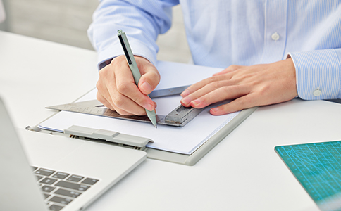 ?？诩艺咀?></p><h3>二、家政公司在?？诮?jīng)營的政策和法規(guī)</h3><p>?？诘募艺袠I(yè)相較于其他城市有一些特有的政策要求，這些政策和法規(guī)主要體現(xiàn)在以下幾個方面：</p><p>1. 行業(yè)資質(zhì)要求</p><p>家政公司注冊后，還需申請行業(yè)相關(guān)的資質(zhì)認證，部分家政服務(wù)需要滿足國家或地方政府的規(guī)定，如《家庭服務(wù)業(yè)從業(yè)人員證書》。這項證書在提供某些專業(yè)服務(wù)時非常重要，尤其是針對老年護理、健康管理等領(lǐng)域的服務(wù)。</p><p>2. 行業(yè)監(jiān)管</p><p>海口對家政公司的監(jiān)管較為嚴格，尤其是在服務(wù)質(zhì)量和人員素質(zhì)方面。為了保障消費者權(quán)益，家政公司需要定期接受政府部門的檢查與審核，確保服務(wù)質(zhì)量符合標準。</p><p>3. 用工法律合規(guī)</p><p>家政公司在聘用員工時，要嚴格遵守?？诘膭趧臃ㄒ?guī)，確保員工的合法權(quán)益。包括支付勞動合同、工資、休假以及社會保險等。此外，家政公司還需要定期對員工進行培訓，提升服務(wù)質(zhì)量。</p><h3>三、如何選擇合適的注冊代理服務(wù)</h3><p>對于一些缺乏經(jīng)驗的創(chuàng)業(yè)者來說，選擇專業(yè)的代理公司注冊家政公司可以大大簡化注冊流程，減少不必要的麻煩。以下是選擇合適代理服務(wù)時需要考慮的幾個因素：</p><p>1. 代理服務(wù)經(jīng)驗</p><p>選擇有豐富經(jīng)驗的代理公司，他們能夠提供一站式的公司注冊服務(wù)，并幫助解決在注冊過程中可能遇到的問題。經(jīng)驗豐富的代理公司還能為您提供稅務(wù)咨詢、法律意見等增值服務(wù)。</p><p>2. 透明的收費標準</p><p>在選擇代理服務(wù)時，了解其收費標準非常重要。確保代理公司提供透明、合理的收費方案，避免后期出現(xiàn)額外費用。</p><p>3. 客戶評價與口碑</p><p>可以通過網(wǎng)絡(luò)平臺或向已注冊過公司的人詢問，了解代理公司的服務(wù)質(zhì)量。良好的口碑和客戶評價是選擇代理公司的重要參考標準。</p><h3>結(jié)論</h3><p>綜上所述，?？诩艺咀缘牧鞒屉m然涉及多個環(huán)節(jié)，但只要準備充分、按部就班地進行，注冊過程是完全可控的。創(chuàng)業(yè)者需要準備好各類資料，遵循合法合規(guī)的操作流程，確保在工商、稅務(wù)和社保等各個方面都能順利辦理。特別是對于新手創(chuàng)業(yè)者來說，選擇專業(yè)的代理公司幫助注冊，能夠有效提高效率，減少出錯的幾率。</p><p>如果您在注冊過程中遇到任何問題，或需要了解更多相關(guān)的政策與流程，隨時可以咨詢?？阢茣?，我們提供專業(yè)的公司注冊服務(wù)以及后續(xù)的稅務(wù)與財務(wù)咨詢，幫助您輕松順利地開創(chuàng)家政公司。</p><div   id=