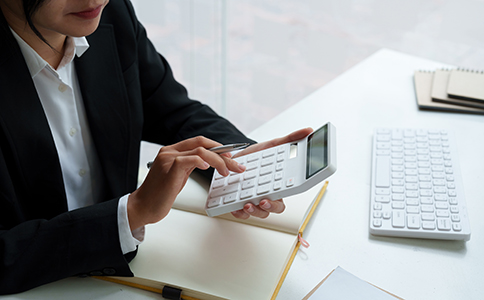 ?？诠煞莨咀运璨牧?></p><h3>三、?？诠煞莨咀运璨牧?/h3><p>注冊股份公司需要提交的材料較為繁瑣，具體包括：</p><p>- 股東身份證明： 包括股東身份證、法人代表身份證復(fù)印件等。</p><p>- 注冊地址證明： 包括租賃合同和房產(chǎn)證復(fù)印件，確保公司有合法的辦公地址。</p><p>- 公司章程： 根據(jù)股東會議的決議制定公司章程，明確股東權(quán)利、管理結(jié)構(gòu)及運營機制。</p><p>- 董事會成員信息： 包括董事會成員的身份證復(fù)印件及聯(lián)系方式。</p><p>- 注冊資本證明： 提供銀行的存款證明或資產(chǎn)評估報告，確保公司能夠履行注冊資本的要求。</p><h3>四、?？诠煞莨咀再M用與時間</h3><p>注冊股份公司的費用和時間因具體情況有所不同，但大致可以參考以下標準：</p><p>1. 費用：</p><p>- 工商注冊費用： 一般在300-500元之間，根據(jù)不同區(qū)域的收費標準有所浮動。</p><p>- 刻章費用： 公章、財務(wù)章等的刻制費用大約在300-500元。</p><p>- 銀行開戶費用： 不同銀行的開戶費用有所不同，通常在300元左右。</p><p>- 稅務(wù)登記費用： 基本免費的，但有時可能會收取一定的服務(wù)費用。</p><p>2. 時間： 一般情況下，股份公司注冊所需時間為20-30個工作日。具體時間會受到工商部門的審批進度、材料準備情況等因素的影響。</p><h3>五、?？诠煞莨咀猿Ｒ妴栴}與注意事項</h3><p>在注冊過程中，企業(yè)主可能會遇到一些問題。以下是一些常見問題及其解決辦法：</p><p>1. 如何選擇公司類型?</p><p>- 在海口注冊公司時，有很多不同類型的公司可供選擇。企業(yè)主應(yīng)該根據(jù)公司的發(fā)展規(guī)劃、股東人數(shù)、資本規(guī)模等來選擇股份公司或有限責(zé)任公司。</p><p>2. 如何處理股東分配問題?</p><p>- 股東之間的股權(quán)分配需要根據(jù)實際情況進行商討，并在公司章程中明確。如果股東之間沒有明確的分配方式，可能會引起后期的糾紛。</p><p>3. 如何通過代理公司注冊?</p><p>- 如果自己操作不便，可以選擇通過注冊代理公司進行代理注冊。代理公司通常會提供一條龍服務(wù)，幫助企業(yè)順利完成注冊流程。</p><h3>六、?？诠煞莨咀韵嚓P(guān)政策支持</h3><p>在?？谧怨煞莨?，政府通常會為符合條件的企業(yè)提供一定的政策支持。部分扶持政策包括：</p><p>- 稅收優(yōu)惠政策： 根據(jù)海口市的招商引資政策，新注冊的股份公司可能享受稅收減免等優(yōu)惠。</p><p>- 創(chuàng)業(yè)扶持資金： 一些創(chuàng)新型公司還可申請政府的創(chuàng)業(yè)扶持資金，用于公司初期發(fā)展。</p><h3>總結(jié)</h3><p>通過以上內(nèi)容的介紹，您應(yīng)該對?？诠煞莨咀缘臈l件、流程、所需材料、費用與時間有了清晰的了解。在實際操作過程中，建議準備齊全相關(guān)資料，并根據(jù)海口市政府的相關(guān)政策，利用可能的扶持政策。若您在注冊過程中遇到任何問題，或希望更加高效、專業(yè)地完成注冊流程，隨時可以咨詢?？阢茣嫞覀儗槟峁┤娴淖源砼c財務(wù)咨詢服務(wù)，助您順利創(chuàng)業(yè)!</p><div   id=