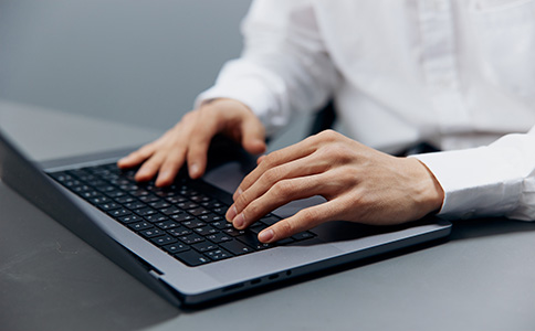 ?？谧怨煞萦邢薰舅璨牧?></p><h3>三、海口注冊股份有限公司所需材料</h3><p>注冊股份有限公司需準備的材料較多，確保材料齊全是成功注冊的關(guān)鍵。主要包括：</p><p>- 股東身份證明(個人身份證或法人營業(yè)執(zhí)照副本)</p><p>- 公司章程(需全體股東簽字)</p><p>- 股東會決議及董事會決議</p><p>- 公司名稱預(yù)核準通知書</p><p>- 注冊地址使用證明(租賃合同或產(chǎn)權(quán)證復(fù)印件)</p><p>- 驗資報告(如實繳資本需提供)</p><p>- 法定代表人、董事、監(jiān)事身份證明</p><p>- 其他根據(jù)行業(yè)特點或?？谡咝枰奶厥馕募?/p><h3>四、?？谧怨煞萦邢薰镜某Ｒ娮⒁馐马?/h3><p>創(chuàng)業(yè)者在辦理海口注冊股份有限公司時，應(yīng)特別注意以下問題：</p><p>1. 確保名稱符合規(guī)范且不重復(fù)</p><p>名稱審核是注冊的第一關(guān)，避免因名稱問題導(dǎo)致注冊失敗。</p><p>2. 注冊資本實繳與認繳</p><p>根據(jù)最新法規(guī)，注冊資本實行認繳制，但部分行業(yè)或銀行開戶會要求實繳資金證明，需提前準備。</p><p>3. 注冊地址的真實性</p><p>?？诠ど叹謱ψ缘刂泛瞬閲栏?，注冊地址必須真實有效，不能使用虛假地址。</p><p>4. 經(jīng)營范圍填寫精準</p><p>經(jīng)營范圍要符合實際經(jīng)營業(yè)務(wù)，避免因經(jīng)營范圍不符影響后續(xù)審批。</p><p>5. 股東及管理人員資格合規(guī)</p><p>確保股東、董事、監(jiān)事身份合法，符合法律法規(guī)要求。</p><p>6. 及時辦理稅務(wù)及銀行手續(xù)</p><p>營業(yè)執(zhí)照辦理完成后，應(yīng)盡快進行稅務(wù)登記和銀行開戶，保證公司正常運營。</p><h3>結(jié)語</h3><p>總體來看，海口注冊股份有限公司條件涵蓋股東人數(shù)、注冊資本、公司治理、注冊地址及經(jīng)營范圍等多方面要求。注冊流程雖繁瑣，但只要按步驟準備齊全材料，合理規(guī)劃，便能順利完成公司設(shè)立。</p><p>如果您在?？谧怨煞萦邢薰具^程中遇到任何疑問或需要專業(yè)指導(dǎo)，歡迎隨時聯(lián)系?？阢茣?。我們擁有豐富的實操經(jīng)驗和專業(yè)團隊，將為您提供全方位的注冊服務(wù)，助力您的企業(yè)順利起航!</p><div   id=