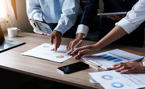 ?？谟邢薰咀?></p><h3>四、海口有限公司注冊費(fèi)用范圍及注意事項</h3><p>注冊費(fèi)用主要包括：</p><p>- 工商登記費(fèi)(目前部分地區(qū)免收)</p><p>- 公司章程打印及簽字費(fèi)用</p><p>- 刻章費(fèi)用(約200-500元不等)</p><p>- 銀行開戶費(fèi)用(部分銀行免費(fèi))</p><p>- 代理服務(wù)費(fèi)用(若委托第三方辦理)</p><p>創(chuàng)業(yè)者需根據(jù)自身情況合理預(yù)算，避免盲目壓縮費(fèi)用導(dǎo)致流程拖延。</p><h3>五、海口有限公司注冊中常見問題及解決方案</h3><p>1. 公司名稱被駁回</p><p>建議準(zhǔn)備3-5個備用名稱，避免重復(fù)導(dǎo)致注冊受阻。</p><p>2. 材料填寫不規(guī)范</p><p>可咨詢專業(yè)機(jī)構(gòu)或代理，確保資料準(zhǔn)確、完整。</p><p>3. 注冊地址不符合要求</p><p>注冊地址需真實(shí)有效，符合工商要求，不可使用虛假地址。</p><p>4. 稅務(wù)登記及發(fā)票申領(lǐng)不清楚</p><p>建議盡早了解稅務(wù)流程，避免日后運(yùn)營中出現(xiàn)合規(guī)風(fēng)險。</p><h3>六、?？谟邢薰咀缘膬?yōu)勢與注意事項</h3><p>?？谧鳛楹Ｄ鲜?，具備政策支持、稅收優(yōu)惠和良好的營商環(huán)境。注冊有限公司可享受有限責(zé)任保護(hù)，方便融資和品牌建設(shè)。</p><p>注意事項包括：</p><p>- 明確經(jīng)營范圍，避免超范圍經(jīng)營</p><p>- 及時完成年度報告和稅務(wù)申報</p><p>- 合理規(guī)劃注冊資本，符合行業(yè)規(guī)范</p><h3>總結(jié)</h3><p>綜上所述，海口有限公司注冊流程涵蓋企業(yè)名稱核準(zhǔn)、材料準(zhǔn)備、工商登記、刻章、銀行開戶及稅務(wù)登記等關(guān)鍵步驟。了解并掌握這些流程，有助于創(chuàng)業(yè)者節(jié)省時間成本，順利完成公司注冊。注冊過程中，材料齊全、步驟規(guī)范是成功的保障。</p><p>如果您在注冊過程中遇到疑問或需要專業(yè)指導(dǎo)，歡迎隨時咨詢海口泓灼會計，我們提供一站式注冊服務(wù)，幫助您高效完成?？谟邢薰咀裕?chuàng)業(yè)夢想順利起航。</p><div   id=