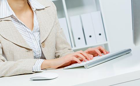 ?？谧怨舅璨牧?></p><h3>二、?？谧怨舅璨牧?/h3><p>注冊公司所需的具體材料會根據(jù)公司類型、股東人數(shù)及其他因素有所不同。一般情況下，創(chuàng)業(yè)者需要準(zhǔn)備以下資料：</p><p>- 公司名稱(需要經(jīng)過名稱預(yù)核準(zhǔn))</p><p>- 法人身份證(掃描件)</p><p>- 股東身份證(如果公司有多個股東)</p><p>- 公司章程</p><p>- 注冊地址證明(租賃合同或者房產(chǎn)證復(fù)印件)</p><p>- 銀行開戶許可證(用于辦理公司賬戶)</p><p>如果是外資企業(yè)，還需要提供更多的認(rèn)證材料，如外資投資企業(yè)的項目審批文件等。</p><h3>三、?？谧怨咀⒁馐马椉罢咧С?/h3><p>1. 選擇合適的公司類型</p><p>在注冊之前，創(chuàng)業(yè)者需要根據(jù)自己的業(yè)務(wù)需求選擇合適的公司類型，如有限責(zé)任公司(LLC)或股份有限公司等。不同類型的公司在責(zé)任承擔(dān)、注冊資本、稅務(wù)政策等方面都有差異，因此選擇合適的公司類型對企業(yè)的發(fā)展至關(guān)重要。</p><p>2. 資本要求</p><p>在海口注冊公司時，雖然根據(jù)新政策，公司不再強制要求最低注冊資本，但需要明確的是，注冊資本的數(shù)額對公司的信用和資金支持能力有一定影響，因此創(chuàng)業(yè)者應(yīng)根據(jù)實際需求合理設(shè)定。</p><p>3. 稅務(wù)政策</p><p>?？谑姓疄槲馍掏顿Y和促進(jìn)本地企業(yè)發(fā)展，推出了多項稅務(wù)優(yōu)惠政策。例如，初創(chuàng)企業(yè)可以享受稅收減免、稅務(wù)返還等政策優(yōu)惠。創(chuàng)業(yè)者可以根據(jù)自身情況向稅務(wù)局咨詢，了解最新的政策動態(tài)，爭取更多的優(yōu)惠。</p><p>4. 時間與成本</p><p>一般來說，海口注冊公司需要的時間大約為10到20個工作日。如果創(chuàng)業(yè)者選擇代理公司辦理，時間和成本可能會有所不同，但代理公司可以幫助處理繁瑣的手續(xù)，確保流程順利進(jìn)行。</p><h3>四、總結(jié)</h3><p>總體來說，?？谧怨玖鞒梯^為簡便，但仍需要細(xì)致地準(zhǔn)備各項材料，確保每一步操作符合當(dāng)?shù)卣咭?。通過掌握注冊流程、準(zhǔn)備充分的資料、并關(guān)注政策的最新變化，創(chuàng)業(yè)者可以有效避免在注冊過程中遇到的困擾。</p><p>如果您在?？谧怨具^程中有任何疑問，或者希望了解更多的行業(yè)信息和政策動向，隨時歡迎咨詢?？阢茣?。我們提供專業(yè)的工商注冊、稅務(wù)咨詢和會計代理服務(wù)，助力您的創(chuàng)業(yè)之路順利啟航。</p><div   id=