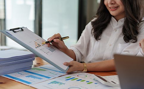 ?？诠咀兏刂?></p><h3>三、海口公司變更地址過程中可能遇到的常見問題</h3><p>企業(yè)在辦理地址變更時(shí)，往往會(huì)遇到一些容易忽視的問題：</p><p>1. 地址不符合注冊(cè)要求</p><p>- 某些行業(yè)對(duì)辦公地址有特殊要求，例如注冊(cè)資金較高的企業(yè)可能需要在寫字樓或商務(wù)樓注冊(cè)。提前核實(shí)新地址是否符合行業(yè)規(guī)定，避免被駁回。</p><p>2. 資料不完整或信息不一致</p><p>- 股東會(huì)決議與章程、營(yíng)業(yè)執(zhí)照地址不一致，會(huì)被工商局退回。務(wù)必檢查所有材料的一致性。</p><p>3. 未及時(shí)通知稅務(wù)部門</p><p>- 即使工商變更完成，若未同步稅務(wù)信息，會(huì)影響發(fā)票開具和稅務(wù)申報(bào)。變更完成后應(yīng)盡快提交稅務(wù)變更申請(qǐng)。</p><p>4. 變更周期過長(zhǎng)</p><p>- 有些企業(yè)主擔(dān)心時(shí)間耽誤，實(shí)際上，如果資料準(zhǔn)備充分，通常5-15個(gè)工作日即可完成。建議提前規(guī)劃，不影響業(yè)務(wù)運(yùn)營(yíng)。</p><h3>四、辦理海口公司變更地址的注意事項(xiàng)</h3><p>為了確保順利完成變更，企業(yè)在辦理過程中應(yīng)注意以下幾點(diǎn)：</p><p>1. 提前準(zhǔn)備資料</p><p>- 提前核對(duì)材料，避免遺漏。</p><p>- 盡量使用清晰、可辨認(rèn)的復(fù)印件，并準(zhǔn)備好原件以備查驗(yàn)。</p><p>2. 核實(shí)新地址合法性</p><p>- 確認(rèn)新地址符合工商局和行業(yè)注冊(cè)要求。</p><p>- 對(duì)于租賃地址，確保合同有效期覆蓋企業(yè)經(jīng)營(yíng)周期。</p><p>3. 關(guān)注時(shí)間節(jié)點(diǎn)</p><p>- 變更過程中，注意各環(huán)節(jié)審批時(shí)間，避免影響合同簽署或發(fā)票開具。</p><p>4. 保持信息一致性</p><p>- 營(yíng)業(yè)執(zhí)照、章程、股東決議及稅務(wù)信息必須一致，避免多次修改增加時(shí)間成本。</p><p>5. 咨詢專業(yè)機(jī)構(gòu)</p><p>- 如果企業(yè)對(duì)流程不熟悉，可委托專業(yè)代理機(jī)構(gòu)處理，節(jié)省時(shí)間和精力。</p><h3>五、總結(jié)</h3><p>?？诠咀兏刂沸枰裁促Y料?整體流程包括內(nèi)部決議審批、資料準(zhǔn)備、工商局提交申請(qǐng)、領(lǐng)取新營(yíng)業(yè)執(zhí)照以及同步稅務(wù)變更。關(guān)鍵材料涵蓋營(yíng)業(yè)執(zhí)照、章程或修正案、股東會(huì)決議、新地址租賃或產(chǎn)權(quán)證明、法人及經(jīng)辦人身份證明，以及稅務(wù)相關(guān)資料。辦理過程中，需注意資料完整性、地址合法性以及信息一致性，確保流程順利進(jìn)行。</p><p>為了提高效率、避免不必要的麻煩，企業(yè)可以提前規(guī)劃時(shí)間節(jié)點(diǎn)，確保各環(huán)節(jié)順利銜接。同時(shí)，若對(duì)地址變更流程不熟悉或資料準(zhǔn)備存在疑問，建議隨時(shí)咨詢?？阢茣?huì)計(jì)，獲取專業(yè)指導(dǎo)和一站式服務(wù)，確保企業(yè)地址變更合法合規(guī)、快速高效完成。</p><div   id=