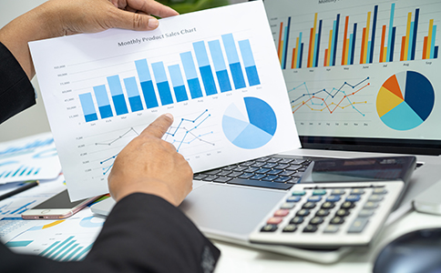 ?？诳萍脊咀运璨牧?></p><h3>三、?？诳萍脊咀运璨牧?/h3><p>完整、準(zhǔn)確的材料是注冊順利的保障。主要材料包括：</p><p>1. 股東身份證明(個人股東提供身份證，企業(yè)股東提供營業(yè)執(zhí)照及授權(quán)書)</p><p>2. 公司章程(簽署完成的電子或紙質(zhì)版本)</p><p>3. 公司名稱核準(zhǔn)通知書</p><p>4. 注冊地址證明(房產(chǎn)證或租賃合同及房東授權(quán)書)</p><p>5. 法定代表人任職文件(董事會決議或股東決議)</p><p>6. 其他行業(yè)許可文件(如涉及科技特殊業(yè)務(wù)，需提供相關(guān)審批或備案材料)</p><p>確保材料齊全、清晰，可有效避免工商局退件或延遲審批。</p><h3>四、?？诳萍脊咀再M用及時間</h3><p>注冊科技公司的費用主要包括以下幾類：</p><p>1. 工商注冊費用</p><p>- 名稱核準(zhǔn)費：約 50 元</p><p>- 工商注冊登記費：約 100 元</p><p>2. 印章及刻章費用</p><p>- 公章、財務(wù)章、法人章、合同章等刻制費用約 200~500 元</p><p>3. 銀行開戶及稅務(wù)費用</p><p>- 銀行開戶費用一般無硬性要求</p><p>- 增值稅發(fā)票系統(tǒng)開通及稅務(wù)認(rèn)定免費</p><p>4. 代辦費用(可選)</p><p>- 若選擇代辦機構(gòu)辦理注冊，費用一般在 1000~3000 元，視服務(wù)內(nèi)容而定</p><p>時間周期：</p><p>- 公司名稱核準(zhǔn)：1~3 個工作日</p><p>- 工商注冊審批：5~10 個工作日</p><p>- 刻章及銀行開戶：2~5 個工作日</p><p>- 完成稅務(wù)登記：3~7 個工作日</p><p>總體來看，從準(zhǔn)備材料到公司正式運營，整個流程約需 2~4 周，若代辦機構(gòu)操作，可節(jié)省部分時間。</p><h3>五、注冊?？诳萍脊咀⒁馐马?/h3><p>在注冊過程中，需特別注意以下事項：</p><p>1. 公司名稱審核嚴(yán)格</p><p>盡量避免重復(fù)名稱，并可增加行業(yè)特點詞語，提高通過率。</p><p>2. 注冊地址真實性</p><p>注冊地址需真實有效，虛假地址會導(dǎo)致注冊失敗或后續(xù)處罰。</p><p>3. 經(jīng)營范圍精準(zhǔn)</p><p>科技公司的經(jīng)營范圍要覆蓋未來業(yè)務(wù)發(fā)展，避免頻繁變更增加成本。</p><p>4. 資本與出資比例明確</p><p>股東出資方式、比例及出資時間需在章程中明確，避免未來糾紛。</p><p>5. 及時辦理稅務(wù)和社保</p><p>逾期未登記稅務(wù)或社保會影響公司信用及正常運營。</p><h3>總結(jié)</h3><p>總的來說，海口科技公司怎么注冊涉及多個環(huán)節(jié)：條件滿足、名稱核準(zhǔn)、章程制定、工商注冊、刻章開戶、稅務(wù)登記等。掌握每個步驟的關(guān)鍵要點，并準(zhǔn)備齊全材料，可有效縮短注冊周期，順利開展科技業(yè)務(wù)。同時，?？诳萍脊咀圆粌H能合法開展經(jīng)營，還能享受地方政策扶持，為公司未來發(fā)展奠定基礎(chǔ)。</p><p>對于不熟悉注冊流程或希望節(jié)省時間的創(chuàng)業(yè)者，建議隨時咨詢?？阢茣?，獲取專業(yè)指導(dǎo)和一站式服務(wù)，確保公司注冊高效順利，安心開拓市場。</p><div   id=