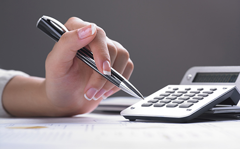 ?？谧兏ㄈ?></p><h3>三、?？谧兏ㄈ诉^(guò)程中常見(jiàn)問(wèn)題及解決方案</h3><p>在?？谧兏ㄈ说倪^(guò)程中，企業(yè)常遇到以下問(wèn)題：</p><p>1. 材料準(zhǔn)備不完整</p><p>問(wèn)題表現(xiàn)：工商或稅務(wù)部門退回申請(qǐng)，要求補(bǔ)齊材料。</p><p>解決方案：提前根據(jù)官方清單準(zhǔn)備材料，并咨詢專業(yè)機(jī)構(gòu)，如?？阢茣?huì)計(jì)，確保資料齊全。</p><p>2. 新法人信息不符合要求</p><p>問(wèn)題表現(xiàn)：新法人存在信用記錄不良、身份信息異常等情況，導(dǎo)致審批延遲。</p><p>解決方案：在變更前核查新法人資格，確保符合工商和稅務(wù)要求。</p><p>3. 辦理時(shí)間過(guò)長(zhǎng)</p><p>問(wèn)題表現(xiàn)：多部門協(xié)同辦理時(shí)，時(shí)間不確定。</p><p>解決方案：可委托專業(yè)代理機(jī)構(gòu)辦理，縮短辦理周期，同時(shí)跟進(jìn)各部門進(jìn)度。</p><p>4. 銀行賬戶更新不及時(shí)</p><p>問(wèn)題表現(xiàn)：企業(yè)賬戶仍顯示舊法人信息，影響資金使用。</p><p>解決方案：在工商和稅務(wù)信息變更完成后，及時(shí)攜帶新?tīng)I(yíng)業(yè)執(zhí)照和法人身份證到銀行更新信息。</p><h3>四、?？谵k理法人變更的實(shí)用建議</h3><p>1. 提前準(zhǔn)備材料清單：減少反復(fù)跑辦的可能。</p><p>2. 合理安排辦理順序：先工商后稅務(wù)，再同步銀行賬戶。</p><p>3. 保持信息一致：各部門資料需保持一致，避免審核不通過(guò)。</p><p>4. 咨詢專業(yè)服務(wù)：尤其是對(duì)于初次辦理的企業(yè)，專業(yè)機(jī)構(gòu)可提供全程指導(dǎo)。</p><h3>五、總結(jié)</h3><p>總的來(lái)說(shuō)，了解?？谧兏ㄈ诵枰裁促Y料，熟悉整個(gè)變更流程，對(duì)于企業(yè)順利完成法人更換至關(guān)重要。企業(yè)需要準(zhǔn)備完整的營(yíng)業(yè)執(zhí)照、公司章程、股東會(huì)決議、新法人身份證明及授權(quán)委托等材料，并按工商、稅務(wù)、銀行等順序完成各環(huán)節(jié)的辦理。同時(shí)，關(guān)注常見(jiàn)問(wèn)題，做好提前規(guī)劃，可有效節(jié)省時(shí)間和成本。</p><p>為了確保法人變更順利進(jìn)行，企業(yè)主可隨時(shí)咨詢?？阢茣?huì)計(jì)，獲取專業(yè)指導(dǎo)和全程代辦服務(wù)，確保企業(yè)法人變更快速、合規(guī)、無(wú)憂。</p><div   id=