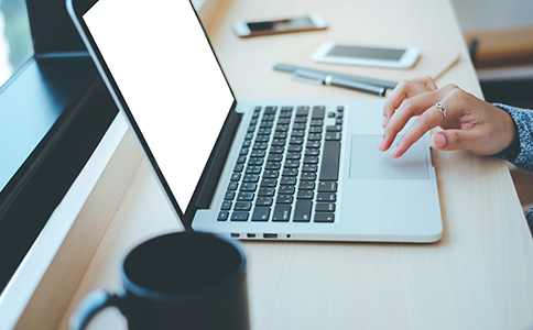 ?？谛∥⒐咀宰⒁馐马?></p><h3>三、?？谛∥⒐咀宰⒁馐马?/h3><p>在實際操作過程中，創(chuàng)業(yè)者需注意以下幾點，以確保注冊順利：</p><p>1. 名稱選擇要規(guī)范</p><p>- 避免使用敏感或重復(fù)名稱，提前準備3-5個備用名稱;</p><p>- 名稱核準時盡量匹配經(jīng)營范圍，提高通過率。</p><p>2. 注冊地址真實有效</p><p>- 虛假地址可能導(dǎo)致注冊失敗或后續(xù)被處罰;</p><p>- 使用正規(guī)租賃合同或園區(qū)提供的注冊地址證明。</p><p>3. 材料齊全且準確</p><p>- 身份證、房產(chǎn)證、租賃合同、章程等材料必須清晰完整;</p><p>- 若存在外籍股東或法人，需提供官方翻譯件及認證文件。</p><p>4. 合理規(guī)劃注冊資本</p><p>- 避免填寫過高或過低的注冊資本，以免影響后續(xù)融資或銀行開戶;</p><p>- 根據(jù)實際業(yè)務(wù)情況，結(jié)合認繳制靈活設(shè)定。</p><p>5. 遵守稅務(wù)規(guī)定</p><p>- 小微企業(yè)可享受一定稅收優(yōu)惠，但仍需按時申報;</p><p>- 建議開通財務(wù)代理或委托專業(yè)會計處理稅務(wù)問題。</p><h3>四、?？谛∥⒐咀院蟮膶嵱媒ㄗh</h3><p>1. 委托專業(yè)機構(gòu)協(xié)助</p><p>- 如海口泓灼會計提供注冊代辦服務(wù)，可減少材料遺漏、流程繁瑣的問題;</p><p>- 專業(yè)機構(gòu)熟悉政策和流程，能加快審批速度。</p><p>2. 建立完善的檔案管理</p><p>- 將所有注冊材料、審批文件及銀行信息進行電子化和紙質(zhì)歸檔;</p><p>- 便于后續(xù)財務(wù)管理、審計及稅務(wù)核查。</p><p>3. 關(guān)注政策更新</p><p>- ?？诘貐^(qū)小微企業(yè)政策可能隨經(jīng)濟發(fā)展調(diào)整;</p><p>- 及時了解注冊、稅務(wù)及補貼政策，有助于享受優(yōu)惠。</p><p>4. 合理規(guī)劃業(yè)務(wù)發(fā)展</p><p>- 注冊時明確經(jīng)營范圍，有利于未來業(yè)務(wù)拓展;</p><p>- 注冊后可根據(jù)業(yè)務(wù)變化進行經(jīng)營范圍變更或股東結(jié)構(gòu)調(diào)整。</p><h3>五、總結(jié)</h3><p>通過本文對?？谛∥⒐咀圆牧锨鍐蔚脑敿毥馕觯呀?jīng)掌握了注冊所需的主要材料、完整流程、注意事項及實用建議。提前準備齊全材料、選擇規(guī)范名稱、合理規(guī)劃注冊資本，并結(jié)合專業(yè)機構(gòu)的幫助，可以有效提高注冊效率，確保小微企業(yè)順利成立。</p><p>如您在注冊過程中遇到任何問題，或希望獲得專業(yè)指導(dǎo)與代辦服務(wù)，推薦隨時咨詢?？阢茣嫛{借豐富的注冊經(jīng)驗和專業(yè)團隊支持，泓灼會計能夠為您提供一站式服務(wù)，讓?？谛∥⒐咀宰兊幂p松、高效。</p>                </div>
                <p class=