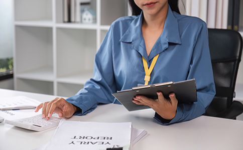 ?？诰频旯咀缘淖⒁馐马?></p><h3>三、?？诰频旯咀缘淖⒁馐马?/h3><p>在辦理 ?？诰频旯咀粤鞒?的過程中，有幾個細節(jié)需要提前關注：</p><p>1. 經營范圍的規(guī)范填寫</p><p>- 酒店公司的經營范圍應包含“住宿服務”“酒店管理”“餐飲服務”等字樣。</p><p>- 若未來考慮擴展配套服務(如會議服務、娛樂休閑)，也可提前加入范圍，避免日后頻繁變更。</p><p>2. 注冊地址要求</p><p>- 注冊酒店公司必須提供真實有效的辦公地址，通常為商用物業(yè)。</p><p>- 住宅地址一般不符合要求，需謹慎選擇。</p><p>3. 許可證辦理同步進行</p><p>- 酒店開業(yè)需要多部門審批，工商注冊完成后，消防、衛(wèi)生、餐飲等許可申請應同步推進。</p><p>- 尤其是食品經營許可證，審批周期可能較長，需提前準備。</p><p>4. 注冊資本設置合理</p><p>- 雖然實行認繳制，但注冊資本過低可能影響對外合作信譽，過高則增加出資壓力。</p><p>- 建議結合酒店項目投資額合理設定。</p><h3>四、?？诰频旯咀粤鞒痰霓k理周期與費用</h3><p>1. 辦理周期</p><p>- 名稱核準：1-3個工作日</p><p>- 工商注冊：5-10個工作日</p><p>- 刻章與銀行開戶：3-5個工作日</p><p>- 稅務登記及許可審批：10-20個工作日(視酒店類型和審批部門效率而定)</p><p>整體來看，若材料齊全，海口酒店公司注冊流程大約需 20-30 個工作日即可完成。</p><p>2. 注冊費用</p><p>- 工商注冊環(huán)節(jié)：免費(部分代辦機構會收取服務費)</p><p>- 刻章費用：約 500-800 元</p><p>- 銀行開戶：部分銀行收取小額費用</p><p>- 許可審批費用：根據(jù)酒店規(guī)模及業(yè)務內容有所差異</p><p>若委托專業(yè)代理公司辦理，整體費用會因服務項目不同而有所差別。</p><h3>五、為什么選擇專業(yè)機構代辦酒店公司注冊?</h3><p>很多創(chuàng)業(yè)者在操作過程中，容易因資料不全、理解偏差導致注冊被駁回，從而延誤酒店項目進度。選擇專業(yè)機構代辦有以下優(yōu)勢：</p><p>- 熟悉 ?？诰频旯咀粤鞒蹋苊夥磸脱a交材料;</p><p>- 能同時協(xié)助辦理酒店相關許可證;</p><p>- 節(jié)省時間和人力成本，讓投資者專注于酒店籌備與經營。</p><h3>總結</h3><p>綜上所述，?？诰频旯咀粤鞒?包含公司核名、提交注冊申請、領取執(zhí)照、銀行開戶、稅務登記以及后續(xù)許可審批等多個環(huán)節(jié)。每個步驟都需要準備齊全的資料，尤其是酒店行業(yè)特有的消防、衛(wèi)生和食品許可，稍有疏忽就可能延誤開業(yè)時間。</p><p>對于初次創(chuàng)業(yè)的朋友而言，獨自辦理往往耗時耗力，甚至因為資料不符多次跑工商窗口。因此，建議創(chuàng)業(yè)者在掌握流程的同時，尋求專業(yè)機構的幫助。</p><p>如果您在 ?？诰频旯咀粤鞒?實操過程中遇到任何問題，歡迎隨時咨詢 海口泓灼會計，獲取一對一專業(yè)指導與全程代辦服務，讓您的酒店公司注冊更高效、更省心。</p><div   id=