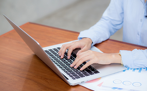 ?？谧怨镜淖⒁馐马?></p><h3>?？谧怨镜淖⒁馐马?/h3><p>除了證件準備，創(chuàng)業(yè)者還需注意以下幾點：</p><p>1. 名稱核準要留有余地</p><p>?？谧怨靖偁幖ち?，常用字號容易重名，準備3-5個備選名可提高一次通過率。</p><p>2. 注冊資本寫多少合適</p><p>?？陔m實行認繳制，但注冊資本寫得過高，可能在后期貸款、招投標中帶來壓力;過低又顯得實力不足。一般建議100萬左右，具體根據(jù)行業(yè)情況調(diào)整。</p><p>3. 股權比例要提前談好</p><p>股東之間的股權比例關系到公司決策權、分紅權，建議提前通過股東協(xié)議明確，避免后期產(chǎn)生糾紛。</p><p>4. 涉及許可行業(yè)要同步申請</p><p>比如食品、餐飲、醫(yī)療、勞務派遣等行業(yè)，注冊公司時應提前規(guī)劃許可證申請流程。</p><h3>海口注冊公司所需證件清單回顧</h3><p>總結起來，回答“海口注冊公司需要帶什么證件”時，最核心的清單是：</p><p>- 法人、股東、監(jiān)事身份證件;</p><p>- 注冊地址證明材料;</p><p>- 公司名稱核準相關表格;</p><p>- 公司章程及經(jīng)營范圍說明;</p><p>- 注冊資本認繳承諾書;</p><p>- 其他根據(jù)行業(yè)要求的專項許可證。</p><p>這些證件資料準備完整，就能大大提高一次性通過率，縮短辦理時間。</p><h3>總結</h3><p>通過本文可以看出，?？谧怨拘枰獛裁醋C件并不復雜，但涉及的細節(jié)較多，一旦有材料缺失或填寫不當，就可能耽誤注冊進度。為了節(jié)省時間和精力，創(chuàng)業(yè)者在準備資料時一定要提前規(guī)劃、核對完整，最好在專業(yè)人士的指導下進行。</p><p>如果您正打算在海口注冊公司，不妨把繁瑣流程交給專業(yè)團隊來操作。?？阢茣嫸嗄陙韺Ｗ⑵髽I(yè)注冊與合規(guī)服務，能為您提供一站式解決方案，從證件準備、材料提交到銀行開戶、后續(xù)財務管理全程無憂。</p><p>創(chuàng)業(yè)路上，選擇正確的合作伙伴，才能讓公司起步更快、更穩(wěn)。遇到任何疑問，歡迎隨時咨詢?？阢茣嫞@取最適合您的注冊方案!</p><div   id=