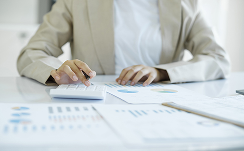 ?？诘缆肪仍咀粤鞒淘斀?></p><h3>?？诘缆肪仍咀粤鞒淘斀?/h3><p>?？诘缆肪仍咀粤鞒膛c普通公司注冊類似，但因為涉及特種服務(wù)行業(yè)，部分環(huán)節(jié)需要特別留意：</p><p>1. 核名：通過“海南省市場監(jiān)督管理局網(wǎng)上辦事大廳”提交3-5個備選公司名稱，避免重名。</p><p>2. 提交材料：將上述資料通過網(wǎng)上系統(tǒng)上傳或窗口提交，等待工商局審核。</p><p>3. 領(lǐng)取營業(yè)執(zhí)照：審核無誤后，3-5個工作日即可領(lǐng)取營業(yè)執(zhí)照。</p><p>4. 刻章備案：完成公司印章備案，包括公章、財務(wù)章、法人章等。</p><p>5. 銀行開戶：前往銀行開設(shè)公司對公賬戶，用于日常經(jīng)營收支。</p><p>6. 稅務(wù)登記：到稅務(wù)局進行核稅，根據(jù)公司業(yè)務(wù)情況選擇小規(guī)?；蛞话慵{稅人。</p><p>7. 專項審批：如果公司實際開展道路救援業(yè)務(wù)，需要向交通運輸管理部門申請備案，確保合法運營。</p><p>因此，在滿足?？诘缆肪仍咀詶l件后，務(wù)必要完成后續(xù)的審批和備案環(huán)節(jié)，確保企業(yè)合法合規(guī)。</p><h3>?？诘缆肪仍咀再M用和注意事項</h3><p>很多創(chuàng)業(yè)者關(guān)心在?？谧缘缆肪仍镜馁M用問題。整體上，費用由以下幾個部分組成：</p><p>1. 工商注冊費用：如果自行辦理，基本無需手續(xù)費，但如委托代辦機構(gòu)，大概需要2000元左右服務(wù)費。</p><p>2. 注冊地址費用：如使用商用地址，需根據(jù)地段和面積決定租金;如使用園區(qū)掛靠地址，費用相對較低。</p><p>3. 刻章費用：一般在600-1000元之間。</p><p>4. 銀行開戶費用：部分銀行收取管理費，費用在500-1000元不等。</p><p>5. 專項審批費用：申請道路救援資質(zhì)時，可能涉及車輛檢測、人員培訓等相關(guān)支出。</p><p>注意事項包括：</p><p>- 注冊資本不宜過低，建議至少50萬元起;</p><p>- 辦理過程中需規(guī)范填寫經(jīng)營范圍，否則后期可能面臨補充變更;</p><p>- 道路救援行業(yè)需要專用車輛，車輛購置與資質(zhì)備案要提前規(guī)劃;</p><p>- 稅務(wù)合規(guī)不可忽視，必須按時記賬報稅，否則可能被列入異常經(jīng)營名錄。</p><h3>海口道路救援公司注冊條件背后的合規(guī)意義</h3><p>設(shè)立道路救援公司不僅是創(chuàng)業(yè)行為，更是承擔社會責任的體現(xiàn)。?？谧鳛楹Ｄ献再Q(mào)港的重要城市，對道路救援行業(yè)有著較高的監(jiān)管要求。</p><p>- 保障交通安全：道路救援直接服務(wù)于社會交通秩序，必須合規(guī)經(jīng)營。</p><p>- 提升企業(yè)信譽：符合條件注冊的公司更容易獲得合作伙伴和政府認可。</p><p>- 助力市場發(fā)展：合法合規(guī)的道路救援公司，有助于推動海南自貿(mào)港現(xiàn)代交通服務(wù)體系的完善。</p><p>因此，嚴格遵守?？诘缆肪仍咀詶l件，不僅有助于公司合法運營，也能提升企業(yè)的市場競爭力。</p><h3>總結(jié)</h3><p>綜上所述，?？诘缆肪仍咀詶l件主要包括公司名稱核準、合法注冊地址、合理的經(jīng)營范圍和合適的注冊資本。創(chuàng)業(yè)者需要準備齊全的資料，按照流程完成工商登記，并根據(jù)實際業(yè)務(wù)辦理專項審批。同時，注冊費用涵蓋注冊地址、刻章、銀行開戶和資質(zhì)備案等多方面，整體投入需合理規(guī)劃。</p><p>道路救援行業(yè)關(guān)乎社會公共交通安全，合規(guī)注冊是每一個創(chuàng)業(yè)者的必經(jīng)之路。如果您計劃在?？谧缘缆肪仍?，又不想在流程和資料上花費過多精力，建議尋求專業(yè)機構(gòu)的幫助。如有疑問，歡迎隨時咨詢?？阢茣?，為您提供從公司注冊到后續(xù)合規(guī)運營的一站式服務(wù)，讓創(chuàng)業(yè)更輕松、更省心。</p>                </div>
                <p class=