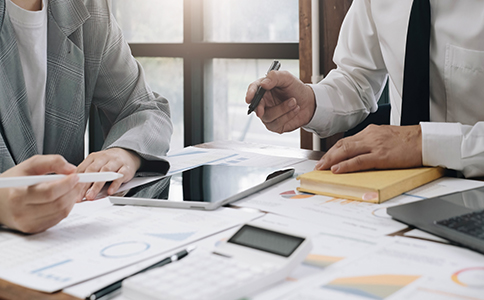 ?？谧苑止玖鞒淘斀?></p><h3>海口注冊分公司流程詳解</h3><p>準備好?？谧苑止舅栀Y料后，可按以下流程進行辦理：</p><p>1. 提交分公司名稱核準</p><p>在海口工商局或網(wǎng)上平臺提交分公司名稱核準申請，名稱通過審核后獲取《名稱預(yù)先核準通知書》。</p><p>2. 準備并提交注冊資料</p><p>按照資料清單整理好所需文件，提交工商局進行審批。</p><p>3. 工商局審批與領(lǐng)取營業(yè)執(zhí)照</p><p>工商局審核通過后，領(lǐng)取分公司營業(yè)執(zhí)照。此時，分公司正式具備合法經(jīng)營資格。</p><p>4. 刻制公章及財務(wù)章</p><p>分公司需刻制公章、財務(wù)章及合同章等，便于日常業(yè)務(wù)運營和銀行開戶。</p><p>5. 稅務(wù)登記及銀行開戶</p><p>分公司需在稅務(wù)部門進行稅務(wù)登記，并可開立獨立銀行賬戶，用于日常收支管理。</p><h3>?？谧苑止境Ｒ妴栴}與注意事項</h3><p>1. 名稱重復(fù)或不符要求</p><p>提前準備多個備選名稱，并確保符合工商局命名規(guī)范，避免審批被駁回。</p><p>2. 負責(zé)人及股東信息錯誤</p><p>所有信息需與總公司保持一致或真實有效，避免因信息不符導(dǎo)致注冊延誤。</p><p>3. 資料缺失或不完整</p><p>完整性非常關(guān)鍵，任何缺少的材料都會延長審批時間。</p><p>4. 特殊行業(yè)需額外許可</p><p>食品、醫(yī)療、教育等行業(yè)在注冊分公司時可能需提供額外許可證或?qū)徟募?，需提前準備?/p><h3>總結(jié)</h3><p>注冊海口分公司雖然流程相對固定，但?？谧苑止舅栀Y料涉及總公司資質(zhì)、分公司信息、注冊地址及審批文件等多個環(huán)節(jié)。企業(yè)在準備資料時應(yīng)保持完整、準確，并遵循工商局規(guī)定的流程操作。提前規(guī)劃和充分準備，能夠大大縮短注冊周期，提高審批效率。</p><p>如有任何關(guān)于?？谧苑止舅栀Y料或分公司注冊流程的疑問，可隨時咨詢?？阢茣嫞瑢I(yè)團隊將為您提供全程指導(dǎo)，確保注冊分公司高效順利完成。</p><div   id=