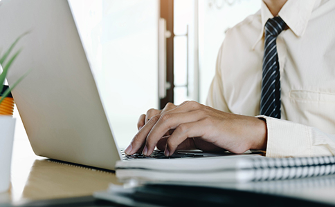 ?？诠咀粤鞒?></p><h3>?？诠咀粤鞒?/h3><p>了解“?？谧怨拘枰裁词掷m(xù)”，核心是掌握注冊流程。一般流程如下：</p><p>1. 公司名稱核準(zhǔn)</p><p>提交名稱預(yù)核準(zhǔn)申請(qǐng)，獲得《企業(yè)名稱預(yù)先核準(zhǔn)通知書》。這是注冊公司的第一步，也是必須完成的手續(xù)。</p><p>2. 提交注冊材料</p><p>將準(zhǔn)備好的股東身份證明、公司章程、注冊地址證明等材料提交至?？谑惺袌霰O(jiān)督管理局。提交方式可選擇線上或線下。</p><p>3. 領(lǐng)取營業(yè)執(zhí)照</p><p>市場監(jiān)督管理局審核通過后，核發(fā)營業(yè)執(zhí)照。至此，公司正式獲得法人資格，可以開展經(jīng)營活動(dòng)。</p><p>4. 刻章備案</p><p>公司領(lǐng)取營業(yè)執(zhí)照后，需要在公安指定刻章點(diǎn)刻制公司印章，包括公章、財(cái)務(wù)章、法人章等，并完成公安備案。</p><p>5. 銀行開戶及稅務(wù)登記</p><p>公司完成銀行開戶后，還需辦理稅務(wù)登記、開具發(fā)票權(quán)限等手續(xù)。稅務(wù)登記一般需在稅務(wù)局進(jìn)行信息報(bào)備，以便合法繳納稅款。</p><p>6. 社會(huì)保險(xiǎn)及其他備案</p><p>如公司有員工，還需在社會(huì)保險(xiǎn)機(jī)構(gòu)辦理員工社保登記。此外，特定行業(yè)可能涉及環(huán)評(píng)、安全生產(chǎn)等其他行政備案。</p><h3>?？谧怨镜淖⒁馐马?xiàng)</h3><p>在辦理“?？谧怨拘枰裁词掷m(xù)”過程中，創(chuàng)業(yè)者應(yīng)注意以下事項(xiàng)：</p><p>1. 名稱重復(fù)風(fēng)險(xiǎn)</p><p>公司名稱一定要提前準(zhǔn)備多個(gè)備選，避免因重名導(dǎo)致注冊延誤。</p><p>2. 材料完整性</p><p>所有材料需真實(shí)、完整，身份證、房產(chǎn)證、租賃合同等信息需清晰可辨，否則可能被退回。</p><p>3. 注冊資本認(rèn)繳期限</p><p>雖然大部分行業(yè)實(shí)行認(rèn)繳制，但務(wù)必在章程中明確認(rèn)繳時(shí)間，避免后期糾紛。</p><p>4. 經(jīng)營范圍合法</p><p>公司經(jīng)營范圍應(yīng)符合國家法律法規(guī)要求，不得涉及禁止或限制行業(yè)，以免注冊失敗。</p><p>5. 選擇專業(yè)代辦機(jī)構(gòu)</p><p>對(duì)于不熟悉流程的創(chuàng)業(yè)者，選擇專業(yè)的會(huì)計(jì)或注冊代理機(jī)構(gòu)可以大幅提高注冊效率，避免反復(fù)跑腿和材料缺失的問題。</p><h3>總結(jié)與推薦</h3><p>總的來說，“?？谧怨拘枰裁词掷m(xù)”主要包括公司名稱核準(zhǔn)、股東及法定代表人身份證明、注冊地址、公司章程、注冊資本及出資證明，以及銀行開戶和稅務(wù)登記等流程。創(chuàng)業(yè)者應(yīng)提前準(zhǔn)備材料、熟悉流程，并注意注冊過程中的細(xì)節(jié)問題，確保順利獲得營業(yè)執(zhí)照。</p><p>如果您對(duì)注冊流程仍有疑問，或希望節(jié)省時(shí)間和精力，建議隨時(shí)咨詢 海口泓灼會(huì)計(jì)。作為專業(yè)的工商財(cái)稅服務(wù)機(jī)構(gòu)，泓灼會(huì)計(jì)可以提供全程代辦服務(wù)，確保您的公司注冊高效、順利，同時(shí)提供后續(xù)財(cái)稅規(guī)劃和咨詢支持，讓創(chuàng)業(yè)路更加安心。</p><div   id=