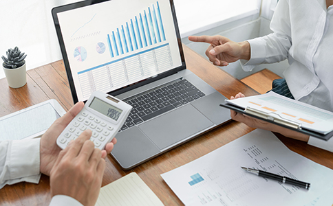 ?？谧杂邢薰咀⒁馐马?></p><h3>?？谧杂邢薰咀⒁馐马?/h3><p>在注冊過程中，創(chuàng)業(yè)者應(yīng)特別留意以下幾點：</p><p>1. 注冊地址合法合規(guī)：?？趯ψ缘刂穼徍藝?yán)格，不得使用民宅或虛假地址。若創(chuàng)業(yè)者暫時沒有辦公場所，可使用政府備案的“園區(qū)地址”注冊，安全且長期有效。</p><p>2. 經(jīng)營范圍填寫規(guī)范：填寫過多無關(guān)經(jīng)營項目可能被退回，建議參考行業(yè)標(biāo)準(zhǔn)或咨詢專業(yè)顧問。</p><p>3. 注冊資本合理認(rèn)繳：雖然認(rèn)繳制可靈活操作，但過高的注冊資本會帶來不必要的責(zé)任風(fēng)險。</p><p>4. 及時申報稅務(wù)信息：公司成立后15天內(nèi)需完成稅務(wù)登記，否則將列入異常名錄。</p><p>5. 公章使用規(guī)范：公司印章具有法律效力，應(yīng)妥善保管，防止他人濫用。</p><p>通過以上要點，企業(yè)可以避免注冊過程中出現(xiàn)的常見問題，確保順利拿到營業(yè)執(zhí)照。</p><h3>?？谧杂邢薰镜膬?yōu)勢</h3><p>?？谧鳛樽再Q(mào)港核心城市，政策扶持力度大，注冊有限公司具有明顯優(yōu)勢。首先，?？谡膭钇髽I(yè)投資，部分行業(yè)可享受稅費減免及人才補貼。其次，營商環(huán)境優(yōu)越，工商審批、銀行開戶等環(huán)節(jié)均實現(xiàn)線上辦理，大大縮短辦事周期。</p><p>此外，海口擁有優(yōu)質(zhì)的園區(qū)資源，提供正規(guī)備案注冊地址，解決創(chuàng)業(yè)者“無地址注冊”的難題。無論是電商公司、科技公司還是國際貿(mào)易企業(yè)，在?？谧杂邢薰径寄芟硎艿秸呒t利與高效服務(wù)。</p><h3>總結(jié)</h3><p>綜上所述，?？谧杂邢薰緱l件主要包括股東和法人資質(zhì)、合法注冊地址、合理注冊資本以及符合行業(yè)要求的經(jīng)營范圍。掌握這些條件和流程，創(chuàng)業(yè)者就能高效完成公司注冊。但對于首次創(chuàng)業(yè)的老板而言，從材料準(zhǔn)備到地址審核再到銀行開戶，每一步都可能耗時費力。</p><p>為提高注冊效率、避免資料退回，建議選擇專業(yè)機構(gòu)協(xié)助辦理。?？阢茣嬜鳛楸镜刂墓ど特敹惙?wù)品牌，提供從公司注冊、地址掛靠、代理記賬到稅務(wù)合規(guī)的一站式服務(wù)。無論您是初創(chuàng)企業(yè)還是外地投資者，泓灼會計都能為您量身制定高效、合規(guī)的注冊方案。</p><p>如果您正打算創(chuàng)業(yè)或想了解更多?？谧杂邢薰緱l件的最新政策與流程，歡迎隨時咨詢海口泓灼會計，讓專業(yè)團隊助您輕松創(chuàng)業(yè)、穩(wěn)健發(fā)展!</p><div   id=