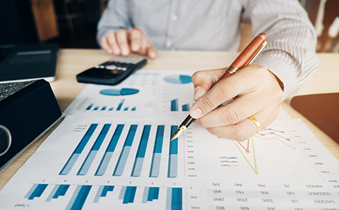 ??谧怨镜幕玖鞒? src= ??谧怨镜幕玖鞒?></p><h3>一、??谧怨镜幕玖鞒膛c周期</h3><p>想要了解海口注冊公司時間,首先要清楚整個公司注冊流程包含哪些環(huán)節(jié)。一般情況下,注冊流程可分為以下幾個主要階段:</p><p>1、核名階段:</p><p>公司注冊的第一步是名稱核準,通常需要1-3個工作日。若提交的名稱規(guī)范、無重名、行業(yè)表述準確,審批通過會非??臁5舸嬖谥貜突蜻`規(guī)用詞,可能需要重新提交,延長整體注冊周期。</p><p>2、提交材料階段:</p><p>核名通過后,需要準備并提交公司設立材料,包括法人身份證、股東資料、經(jīng)營范圍、注冊地址證明等。材料齊全的情況下,工商局一般在2-5個工作日內(nèi)完成審核。</p><p>3、領取營業(yè)執(zhí)照階段:</p><p>審核通過后,便可領取營業(yè)執(zhí)照,這一步通常1個工作日內(nèi)即可完成。此時公司就正式成立了。</p><p>4、刻章與銀行開戶階段:</p><p>企業(yè)成立后,還需刻制公章、財務章、法人章、發(fā)票章等,整個過程約1-2個工作日。若辦理銀行基本賬戶,一般需要5-7個工作日。</p><p>綜合來看,??谧怨緯r間通常在7-15個工作日左右完成(即1-2周)。但具體情況仍需根據(jù)注冊類型、提交材料的完整度及辦理渠道而定。</p><h3>二、影響??谧怨緯r間的主要因素</h3><p>影響??谧怨緯r間的因素有很多,不同企業(yè)的辦理進度也存在差異。以下幾點是最關鍵的:</p><p>1、公司類型不同,審核要求不同</p><p>普通有限責任公司注冊較快,但如果涉及特殊行業(yè)(如醫(yī)療器械、食品流通、教育咨詢等),需前置審批或行業(yè)許可,會延長整體辦理時間。</p><p>2、注冊地址合規(guī)性</p><p>若注冊地址不符合工商要求(如住宅未備案、園區(qū)無備案證明),將直接導致退件。建議選擇正規(guī)園區(qū)備案地址,可確保工商核查順利通過,節(jié)省時間。</p><p>3、資料準備是否齊全</p><p>材料缺失是導致注冊延期的常見原因。身份證、經(jīng)營范圍、注冊地址證明、股權(quán)比例、章程等資料應提前準備齊全。</p><p>4、是否委托專業(yè)代辦機構(gòu)</p><p>許多創(chuàng)業(yè)者自行辦理時,對流程不熟悉、材料填寫錯誤、審批駁回等問題頻發(fā),導致注冊周期被拉長。而選擇像“??阢茣嫛边@樣的本地專業(yè)機構(gòu)代辦,可做到資料預審、全程代跑、快速出證,通??稍?-7個工作日內(nèi)完成全部流程。<br><img src=