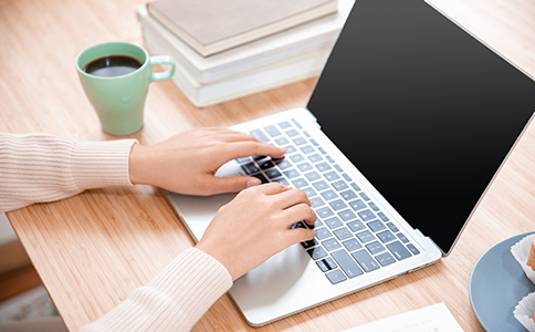 ?？诠咀缘刂犯淖⒁馐马?></p><h3>四、海口公司注冊地址更改注意事項</h3><p>1. 確保新地址真實(shí)可用</p><p>新的注冊地址必須具備合法使用權(quán)，不得使用虛假地址或未取得授權(quán)的場地，否則容易被列入異常經(jīng)營名錄。</p><p>2. 關(guān)注稅務(wù)關(guān)系變動</p><p>若公司注冊地址跨區(qū)更改，需要重新分配稅務(wù)管轄權(quán)，應(yīng)提前與原稅務(wù)局溝通，結(jié)清稅務(wù)事項后再辦理遷入手續(xù)。</p><p>3. 及時更新關(guān)聯(lián)機(jī)構(gòu)備案</p><p>變更后，公司需同步更新銀行賬戶信息、社保、公積金賬戶、發(fā)票信息及合同資料，確保后續(xù)經(jīng)營文件的一致性。</p><p>4. 保持信息披露一致</p><p>企業(yè)應(yīng)在國家企業(yè)信用信息公示系統(tǒng)中及時更新變更結(jié)果，避免因延誤導(dǎo)致公示信息不符而被處罰。</p><p>通過以上步驟和注意事項，企業(yè)可以順利完成?？诠咀缘刂犯?，確保運(yùn)營合規(guī)與管理順暢。</p><h3>五、海口公司注冊地址更改辦理周期與費(fèi)用</h3><p>一般而言，?？诠咀缘刂犯霓k理周期在3至7個工作日左右(不含材料準(zhǔn)備與遞交時間)。若涉及跨區(qū)遷移，周期可能延長至10個工作日。</p><p>辦理費(fèi)用方面，若企業(yè)自行操作，除去租賃合同及印章等基本開支外，主要為行政規(guī)費(fèi);但若選擇專業(yè)代辦機(jī)構(gòu)辦理，通常費(fèi)用在數(shù)百至上千元不等，具體取決于變更復(fù)雜程度和所需服務(wù)內(nèi)容。</p><h3>六、找專業(yè)機(jī)構(gòu)代辦的優(yōu)勢</h3><p>對于多數(shù)企業(yè)而言，委托專業(yè)機(jī)構(gòu)辦理海口公司注冊地址更改更加高效、安全。專業(yè)代辦機(jī)構(gòu)熟悉審批流程，能快速整理資料、避免退回補(bǔ)正、節(jié)省辦理時間，并可同時協(xié)助更新稅務(wù)、銀行、社保等關(guān)聯(lián)系統(tǒng)。</p><p>尤其對于初創(chuàng)企業(yè)或跨區(qū)遷移公司，找專業(yè)代理能有效避免資料不規(guī)范、流程出錯帶來的經(jīng)營風(fēng)險。</p><h3>七、總結(jié)</h3><p>綜上所述，海口公司注冊地址更改流程雖不復(fù)雜，但涉及工商、稅務(wù)等多個環(huán)節(jié)，若資料準(zhǔn)備不充分或申報不及時，容易影響企業(yè)正常經(jīng)營。</p><p>因此，企業(yè)在辦理變更時應(yīng)確保：</p><p>- 地址真實(shí)合規(guī);</p><p>- 材料準(zhǔn)備齊全;</p><p>- 信息更新同步完成。</p><p>如果您希望快速完成變更、減少來回跑動、避免資料退回，建議選擇專業(yè)機(jī)構(gòu)協(xié)助辦理。隨時咨?？阢茣?，由專業(yè)團(tuán)隊為您提供注冊地址變更全流程代辦服務(wù)，包括資料準(zhǔn)備、網(wǎng)上申報、現(xiàn)場遞交、后續(xù)備案等一站式辦理，讓企業(yè)輕松完成變更，安心合規(guī)經(jīng)營。</p><div   id=