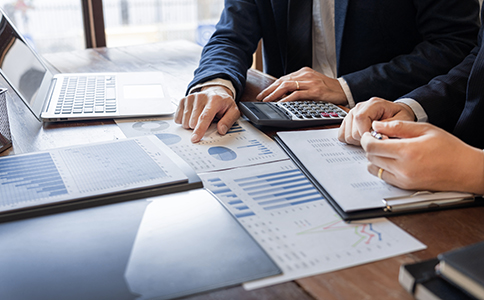 ?？诠咀圆牧锨鍐?></p><h3>三、?？诠咀圆牧锨鍐?/h3><p>在了解了?？诠咀詶l件是什么之后，準備完整的注冊材料也是關鍵步驟。通常包括以下幾項：</p><p>1. 企業(yè)名稱預先核準通知書(通過?？谑袌霰O(jiān)管局系統(tǒng)在線申請)</p><p>2. 公司章程(由全體股東簽署)</p><p>3. 股東身份證明或營業(yè)執(zhí)照復印件</p><p>4. 法定代表人任職文件及身份證明</p><p>5. 經(jīng)營場所使用證明或地址托管協(xié)議</p><p>6. 注冊資本認繳承諾書</p><p>7. 其他行業(yè)特許文件(如食品經(jīng)營許可證、醫(yī)療器械備案等)</p><p>以上材料準備齊全后，可通過?？谑小捌髽I(yè)開辦一窗通”系統(tǒng)線上提交，實現(xiàn)無紙化注冊、1-3天出證。</p><h3>四、?？谧怨镜恼邇?yōu)勢</h3><p>選擇在海口注冊公司，不僅因流程便捷，更因海南自由貿易港政策的多重利好：</p><p>1. 稅收優(yōu)惠政策明顯</p><p>符合條件的企業(yè)可享受15%的企業(yè)所得稅優(yōu)惠稅率，部分鼓勵類產(chǎn)業(yè)甚至可享受進口關稅減免。</p><p>2. 營商環(huán)境優(yōu)越</p><p>海口政府推行“證照分離”“一照一碼”政策，大幅縮短開辦周期。企業(yè)可在線完成注冊、刻章、銀行開戶、稅務申報等全流程。</p><p>3. 產(chǎn)業(yè)扶持政策豐富</p><p>新興產(chǎn)業(yè)如跨境電商、旅游服務、現(xiàn)代物流、醫(yī)療健康、互聯(lián)網(wǎng)科技等均有專項資金扶持。</p><p>若創(chuàng)業(yè)者希望快速落地，可委托專業(yè)機構如海口泓灼會計，提供從公司注冊到后期財務托管的一站式解決方案。</p><h3>五、海口公司注冊的注意事項</h3><p>在注冊過程中，除滿足基本條件外，還應注意以下細節(jié)，以確保注冊順利：</p><p>1. 名稱核準規(guī)范：公司名稱需符合“行政區(qū)劃+字號+行業(yè)特點+組織形式”的命名規(guī)則。</p><p>2. 注冊地址合規(guī)：虛擬地址必須具備備案資質，否則可能導致注冊駁回。</p><p>3. 注冊資本填寫合理：認繳金額過高會增加后期負債風險。</p><p>4. 及時記賬報稅：公司成立后須按時建賬報稅，否則可能被列入經(jīng)營異常名錄。</p><h3>六、總結與服務推薦</h3><p>通過本文詳細解析，相信您已全面了解?？诠咀詶l件是什么。總體來看，注冊?？诠玖鞒毯喕?、政策友好，只要準備齊全股東資料、注冊地址、公司章程等文件，即可順利完成工商登記。無論是個人創(chuàng)業(yè)者，還是外地投資企業(yè)，海口都提供了極具吸引力的注冊環(huán)境與發(fā)展空間。</p><p>如果您在注冊過程中遇到疑問，或希望節(jié)省時間與成本，歡迎隨時咨詢?？阢茣?。</p><p>泓灼會計可為您提供公司注冊、地址托管、銀行開戶指導、財務代理記賬等全方位服務，讓創(chuàng)業(yè)更輕松，經(jīng)營更高效!</p><div   id=