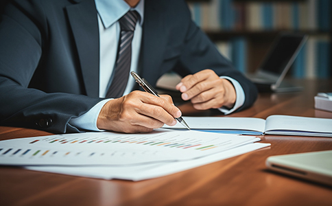 注冊?？谟邢薰?></p><h3>四、找專業(yè)機構(gòu)代辦的優(yōu)勢</h3><p>選擇像海口泓灼會計這樣的專業(yè)注冊代理機構(gòu)，可大大簡化辦理流程：</p><p>1. 專業(yè)顧問全程指導(dǎo)：從核名到領(lǐng)證全程代辦，無需創(chuàng)業(yè)者反復(fù)跑窗口。</p><p>2. 資料精準無誤：代辦機構(gòu)熟悉工商政策，能有效避免退件與延誤。</p><p>3. 節(jié)省時間與成本：注冊公司+注冊地址+刻章+記賬一站式服務(wù)，價格透明，效率更高。</p><p>4. 后續(xù)財稅支持：泓灼會計還提供代理記賬、報稅申報、年報申報等持續(xù)服務(wù)，讓企業(yè)輕松運營。</p><h3>五、?？谧杂邢薰镜牧鞒趟钑r間與費用參考</h3><p>一般情況下，注冊流程從核名到領(lǐng)證約需3-5個工作日。</p><p>- 注冊服務(wù)費：如自行辦理，僅需工本費用;</p><p>- 代辦服務(wù)費：含注冊地址、注冊代辦、刻章、記賬服務(wù)的套餐約1500-2000元左右，具體視服務(wù)內(nèi)容而定。</p><p>選擇專業(yè)機構(gòu)不僅提高成功率，還能享受免費政策咨詢及財稅規(guī)劃服務(wù)。</p><h3>六、?？谧杂邢薰竞蟮暮弦?guī)事項</h3><p>公司成立后，還需注意以下合規(guī)操作：</p><p>1. 按時記賬報稅(即使無收入也需申報);</p><p>2. 年度工商年報及時提交;</p><p>3. 保持注冊地址有效，若地址變更需及時備案;</p><p>4. 不經(jīng)營或準備注銷公司時，需提前辦理注銷手續(xù)，避免被列入異常名錄。</p><h3>總結(jié)</h3><p>通過本文詳細講解，我們可以看到?？谧杂邢薰镜牧鞒屉m相對便捷，但涉及多個環(huán)節(jié)與資料準備。只有熟悉流程、合理規(guī)劃、規(guī)范操作，才能確保注冊順利、高效完成。若您在注冊過程中遇到疑難問題，或希望節(jié)省時間與精力，建議隨時咨詢?？阢茣?。泓灼會計擁有豐富的工商代辦經(jīng)驗，可為您提供從核名、注冊到財稅服務(wù)的一站式解決方案，助力您輕松開啟海南創(chuàng)業(yè)之路。</p><div   id=