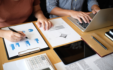 ??谑泄咀粤鞒? src= ??谑泄咀粤鞒?></p><h3>海口市公司注冊流程詳細(xì)步驟</h3><p>第一步:公司名稱核準(zhǔn)</p><p>企業(yè)注冊的第一步是進(jìn)行公司名稱預(yù)先核準(zhǔn)。申請人需準(zhǔn)備3至5個候選名稱,避免與現(xiàn)有企業(yè)重名。通過“海南省市場監(jiān)督管理局企業(yè)服務(wù)平臺”可線上提交核名申請,一般1-2個工作日可出結(jié)果。</p><p>第二步:確定注冊信息</p><p>在正式提交注冊前,需要確定公司基本信息,包括:</p><p>- 公司類型(如有限責(zé)任公司、個體工商戶、外資公司等);</p><p>- 注冊資本(認(rèn)繳制為主,無需實(shí)繳);</p><p>- 法定代表人及股東信息;</p><p>- 經(jīng)營范圍(建議參考??谑泄ど叹中袠I(yè)目錄填寫);</p><p>- 注冊地址(可選擇真實(shí)辦公地址或??诤弦?guī)的虛擬地址)。</p><p>選擇合規(guī)的注冊地址非常重要,若地址不符合法規(guī)要求,可能導(dǎo)致注冊失敗或后續(xù)年檢受限。</p><p>第三步:準(zhǔn)備注冊材料</p><p>注冊所需的主要材料包括:</p><p>1.公司章程;</p><p>2.法人、股東身份證復(fù)印件;</p><p>3.注冊地址使用證明(租賃合同或產(chǎn)權(quán)證);</p><p>4.名稱預(yù)核準(zhǔn)通知書;</p><p>5.代理授權(quán)書(如委托代辦)。</p><p>建議在提交前仔細(xì)核對所有資料,確保簽字齊全、信息一致,以免被駁回。</p><p>第四步:提交工商注冊申請</p><p>資料齊備后,通過??谑姓?wù)服務(wù)中心或海南政務(wù)網(wǎng)提交工商注冊申請。一般情況下,審核時間為3-5個工作日。審核通過后,可領(lǐng)取電子或紙質(zhì)營業(yè)執(zhí)照。</p><p>第五步:刻制公司印章</p><p>營業(yè)執(zhí)照領(lǐng)取后,需前往公安備案點(diǎn)刻制公章、財務(wù)章、法人章及發(fā)票章。正規(guī)刻章機(jī)構(gòu)會出具備案憑證,確保印章合法有效。</p><p>第六步:銀行開戶與稅務(wù)登記</p><p>企業(yè)需在取得執(zhí)照后30日內(nèi)完成銀行基本戶開戶,并向稅務(wù)部門辦理稅務(wù)信息采集、發(fā)票領(lǐng)用及稅種核定。海口市大部分銀行支持線上預(yù)約開戶,流程相對便捷。</p><h3>??谑泄咀粤鞒讨械某R妴栴}</h3><p>1.無注冊地址能否注冊?</p><p>可以選擇合規(guī)的虛擬地址注冊,??诓糠謭@區(qū)提供免費(fèi)或低成本的注冊地址備案服務(wù)。</p><p>2.注冊周期一般多久?</p><p>一般情況下,從核名到拿到營業(yè)執(zhí)照約需5-7個工作日,若資料齊全、流程順暢,最快3天可完成。</p><p>3.注冊資本需要實(shí)繳嗎?</p><p>??趯?shí)行認(rèn)繳制,創(chuàng)業(yè)者可根據(jù)實(shí)際情況設(shè)定認(rèn)繳金額與年限,無需立即實(shí)繳。</p><p>4.注冊公司后是否必須記賬報稅?</p><p>是的,公司成立后無論是否經(jīng)營,都需按時記賬報稅,否則會被列入異常名錄甚至吊銷執(zhí)照。<br><img src=