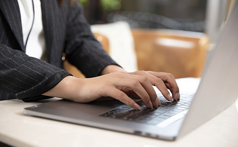 ?？诠咀?></p><h3>三、?？诠咀赃^程中資料準(zhǔn)備的注意事項(xiàng)</h3><p>想讓?？诠咀愿咝?，除了知道?？诠咀孕枰男┵Y料，還要注意以下幾點(diǎn)：</p><p>1. 公司名稱審核嚴(yán)格</p><p>名稱中不得出現(xiàn)敏感字或行業(yè)限制字，如“國際”“金融”“投資”等需額外審批。</p><p>2. 注冊地址必須真實(shí)可查</p><p>?？谑惺袌霰O(jiān)管局會不定期抽查注冊地址真實(shí)性。若使用虛擬地址，務(wù)必選擇合法合規(guī)的掛靠地址。</p><p>3. 股東身份證需保持清晰、信息一致</p><p>上傳模糊照片或身份證過期，都會導(dǎo)致系統(tǒng)退件。</p><p>4. 經(jīng)營范圍描述應(yīng)規(guī)范</p><p>系統(tǒng)內(nèi)設(shè)標(biāo)準(zhǔn)化經(jīng)營項(xiàng)目，建議使用工商系統(tǒng)推薦表述，避免自擬導(dǎo)致駁回。</p><p>5. 簽名確認(rèn)環(huán)節(jié)不可忽視</p><p>網(wǎng)上注冊需法人及股東電子簽名，建議準(zhǔn)備好“政務(wù)網(wǎng)簽章”或“電子營業(yè)執(zhí)照”工具。</p><p>這些細(xì)節(jié)雖然看似瑣碎，卻是決定公司注冊能否一次通過的關(guān)鍵。</p><h3>四、資料提交后的辦理流程</h3><p>在資料準(zhǔn)備齊全后，海口公司注冊的整體流程如下：</p><p>1. 核準(zhǔn)公司名稱：提交3-5個(gè)備選名稱，系統(tǒng)自動篩查重名。</p><p>2. 網(wǎng)上填報(bào)資料：登錄海南政務(wù)服務(wù)網(wǎng)，上傳身份證、租賃合同、章程等。</p><p>3. 線上簽名確認(rèn)：法人、股東完成電子簽章認(rèn)證。</p><p>4. 等待審核：工商局一般3個(gè)工作日內(nèi)完成審核。</p><p>5. 領(lǐng)取營業(yè)執(zhí)照：審核通過后，可選擇郵寄或自取。</p><p>6. 刻章備案：領(lǐng)取執(zhí)照后刻制公章、財(cái)務(wù)章、法人章并備案入庫。</p><p>整個(gè)流程下來，若資料無誤，一般5個(gè)工作日內(nèi)即可拿到營業(yè)執(zhí)照。</p><h3>五、海口公司注冊常見問題與資料準(zhǔn)備誤區(qū)</h3><p>1. 經(jīng)營范圍寫太寬會影響后續(xù)稅務(wù)?</p><p>是的，經(jīng)營范圍過廣可能涉及審批行業(yè)，建議咨詢專業(yè)機(jī)構(gòu)如?？阢茣?jì)進(jìn)行預(yù)審。</p><p>2. 無實(shí)際辦公地址能注冊公司嗎?</p><p>可以。海口支持園區(qū)虛擬地址掛靠，但必須通過正規(guī)代辦平臺提供的地址憑證。</p><p>3. 法人不在本地可以注冊嗎?</p><p>可以線上注冊，通過電子簽名即可，無需本人到場。</p><h3>六、總結(jié)</h3><p>綜上所述，?？诠咀孕枰男┵Y料主要包括公司名稱、注冊地址、法人股東身份證明、經(jīng)營范圍、章程及財(cái)務(wù)信息等。不同公司類型略有差異，但只要資料準(zhǔn)備充分，注冊流程并不復(fù)雜。</p><p>想要避免資料不齊、核名不通過或地址異常導(dǎo)致的注冊延誤，建議創(chuàng)業(yè)者在正式申報(bào)前，先讓專業(yè)機(jī)構(gòu)進(jìn)行資料預(yù)審與流程指導(dǎo)。</p><p>如果您對?？诠咀孕枰男┵Y料還有不清楚的地方，或者希望節(jié)省時(shí)間、高效拿證，歡迎隨時(shí)咨詢?？阢茣?jì)。我們提供從資料審核、核名申報(bào)到執(zhí)照領(lǐng)取的全流程服務(wù)，助您輕松在?？陂_公司，快速開啟創(chuàng)業(yè)之路!</p><div   id=