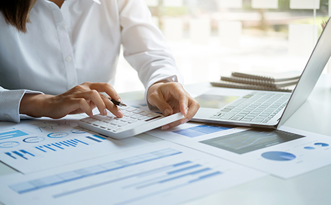 ?？谧圆惋嫻舅璨牧?></p><h3>?？谧圆惋嫻舅璨牧?/h3><p>為了順利完成注冊，可提前準備以下材料：</p><p>1. 法人及股東身份證信息</p><p>2. 公司名稱備選 3–5 個</p><p>3. 經(jīng)營范圍描述</p><p>4. 注冊地址證明(租賃合同+房產(chǎn)證復印件)</p><p>5. 公司章程及相關任職文件</p><p>6. 經(jīng)營場所平面布局圖(辦理食品經(jīng)營許可證時使用)</p><p>7. 食品安全管理制度材料</p><p>8. 從業(yè)人員健康證</p><p>準備材料越充分，辦理過程越順暢。</p><h3>?？谧圆惋嫻举M用范圍</h3><p>辦理餐飲公司注冊涉及費用通常包含：</p><p>1. 工商注冊費用</p><p>?？趯嵭性诰€注冊，大部分環(huán)節(jié)免費，但可能涉及代辦機構服務費(根據(jù)需求不同而變化)。</p><p>2. 場地租賃費用</p><p>餐飲行業(yè)對場地要求較高，需要預算租金成本。</p><p>3. 食品經(jīng)營許可證相關費用</p><p>包括：</p><p>- 裝修成本</p><p>- 設備安裝費用</p><p>- 相關資料準備費用</p><p>4. 代理協(xié)助費用(如選擇代辦服務)</p><p>專業(yè)機構可以幫助整理材料，提高審核通過率。</p><p>整體成本范圍因店面大小和經(jīng)營項目不同，一般從數(shù)千到數(shù)萬元不等。提前規(guī)劃好預算，可有效避免開業(yè)延誤。</p><h3>?？谧圆惋嫻镜淖⒁馐马?/h3><p>在執(zhí)行 ?？谧圆惋嫻玖鞒?時，以下幾點尤為重要：</p><p>① 地址必須符合食品安全要求</p><p>這是辦理食品經(jīng)營許可證的核心條件。不符合要求可能導致反復整改。</p><p>② 裝修前最好讓專業(yè)顧問規(guī)劃動線</p><p>避免因布局不符合要求而返工增加成本。</p><p>③ 經(jīng)營范圍必須覆蓋“餐飲服務”或“食品經(jīng)營”</p><p>否則無法通過許可審批。</p><p>④ 食品安全制度不可忽略</p><p>包括人員健康證、食品安全管理制度、場所清潔規(guī)范等。</p><p>⑤ 辦理周期需留出充分時間</p><p>尤其是食品經(jīng)營許可證的現(xiàn)場檢查環(huán)節(jié)。</p><p>合理規(guī)劃流程時間，可讓餐飲店順利開業(yè)。</p><h3>總結</h3><p>通過本文的詳解，相信你已經(jīng)對 ?？谧圆惋嫻玖鞒?有了全面了解。從核名、提交材料、領取營業(yè)執(zhí)照，到辦理食品經(jīng)營許可證，每一步都直接影響餐飲企業(yè)是否能夠順利取得合法經(jīng)營資格。雖然餐飲行業(yè)辦理環(huán)節(jié)較多，但只要提前準備好材料、明確場地要求并合理規(guī)劃時間，整個過程并不復雜。</p><p>如你在?？陂_餐飲店需要辦理注冊、許可證、變更或合規(guī)咨詢，建議隨時聯(lián)系專業(yè)機構獲取協(xié)助。如有相關需求，歡迎隨時咨詢海口泓灼會計，為你提升辦理效率，讓開店更輕松順利。</p><div   id=