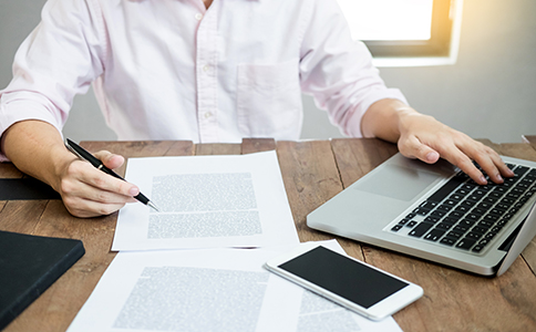 ?？谧钥萍脊拘枰牟牧?></p><h3>海口注冊科技公司需要的材料及注意事項</h3><p>在?？谧钥萍脊玖鞒讨?，材料準(zhǔn)備是否準(zhǔn)確直接影響審核速度?？萍碱惼髽I(yè)通常需準(zhǔn)備以下資料：</p><p>1. 法人及股東身份證信息</p><p>確保身份證有效、照片清晰，避免因證件問題影響申報。</p><p>2. 注冊地址材料</p><p>科技公司注冊可使用真實辦公地址或符合政策的掛靠地址，但必須確保能夠接收工商核查或信件。</p><p>3. 經(jīng)營范圍規(guī)劃</p><p>科技公司常見經(jīng)營范圍包括技術(shù)服務(wù)、軟件開發(fā)、信息技術(shù)咨詢、網(wǎng)絡(luò)工程、數(shù)據(jù)處理等。需結(jié)合實際業(yè)務(wù)選擇，不宜過多或過少。</p><p>4. 公司章程</p><p>?？谧钥萍脊玖鞒讨邢到y(tǒng)會提供模板，但若股權(quán)比例、經(jīng)營方式較復(fù)雜，建議自行編輯更專業(yè)的章程。</p><p>5. 注冊資本設(shè)定</p><p>科技類企業(yè)多采用認繳制，注冊資本無需實際到位，但應(yīng)避免填寫過大，以免后期承擔(dān)不必要的責(zé)任風(fēng)險。</p><p>注意事項方面，需要重點關(guān)注以下幾點：</p><p>(1)經(jīng)營范圍不要違規(guī)敏感。例如涉互聯(lián)網(wǎng)平臺運營、特殊數(shù)據(jù)業(yè)務(wù)等可能需專項許可，應(yīng)提前確認是否需要額外資質(zhì)。</p><p>(2)注冊地址需真實可靠，平臺會自動比對地址是否具備工商登記條件。</p><p>(3)核名盡量提前準(zhǔn)備多個字號，科技類企業(yè)名稱重名率較高。</p><p>(4)提交信息要一致，法人電話、郵箱、地址信息必須統(tǒng)一，不可隨意修改。</p><h3>在?？谧钥萍脊镜膬?yōu)勢與政策環(huán)境</h3><p>海口作為海南自由貿(mào)易港的重要核心城市，對科技企業(yè)的扶持力度不斷加強，吸引越來越多創(chuàng)業(yè)者來此設(shè)立科技公司。</p><p>首先，政策環(huán)境優(yōu)勢明顯。?？诠膭羁萍紕?chuàng)新、軟件開發(fā)、數(shù)字經(jīng)濟等領(lǐng)域發(fā)展，科技企業(yè)在投融資、人才補貼、項目申報方面具有較大的優(yōu)勢。</p><p>其次，營商環(huán)境全國領(lǐng)先。海口注冊科技公司流程高度電子化，從核名到簽名均可線上辦理，大幅降低了創(chuàng)業(yè)門檻，真正做到了不跑動、不排隊、全流程線上完成。</p><p>第三，稅務(wù)政策靈活。科技企業(yè)若后期符合條件，可申請高新技術(shù)企業(yè)認定、科技型中小企業(yè)備案等，從而享受更多優(yōu)惠政策。</p><p>最后，海口科技產(chǎn)業(yè)生態(tài)正在快速成長，互聯(lián)網(wǎng)企業(yè)、軟件公司、創(chuàng)新創(chuàng)業(yè)企業(yè)聚集，有利于形成產(chǎn)業(yè)鏈合作，提高企業(yè)成長速度。</p><h3>總結(jié)</h3><p>綜上所述，“海口注冊科技公司流程”雖然看似步驟繁多，但整體操作已十分簡化，通過核名、準(zhǔn)備材料、線上辦理、刻章、開戶到稅務(wù)管理即可順利完成注冊。只要提前規(guī)劃經(jīng)營范圍、準(zhǔn)備好注冊地址及股權(quán)結(jié)構(gòu)，整個流程通常可在數(shù)日內(nèi)完成。</p><p>對于首次創(chuàng)業(yè)者來說，理解?？谧钥萍脊玖鞒滩粌H能減少退回次數(shù)，還能提升辦理效率。如果你在材料準(zhǔn)備、經(jīng)營范圍選擇、地址使用、線上提交或稅務(wù)后續(xù)方面存在疑問，建議隨時咨詢 ?？阢茣?，由專業(yè)顧問為你提供一對一協(xié)助，讓科技公司注冊更省心、更高效。</p><div   id=