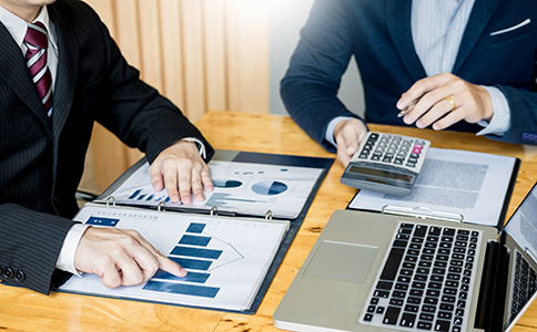 ?？诠咀粤鞒?></p><h3>海口公司注冊流程與資料遞交注意事項</h3><p>在了解?？诠咀孕枰男┵Y料之后，還需要掌握?？诒镜氐淖粤鞒蹋员愀玫匕才艜r間和提交順序。</p><p>第一步：核名申請</p><p>將準備好的公司名稱遞交至?？谑袌霰O(jiān)督管理局系統(tǒng)進行審核。一般情況下1—2天即可反饋結果。如果名稱包含行業(yè)特色或特殊用詞可能需要更長審批時間。</p><p>第二步：填寫設立申請資料</p><p>包括公司類型、經營范圍、注冊資本、股權結構等內容。此階段需要提交全部身份證信息與聯系方式，并確認無誤后再進行下一步。</p><p>第三步：上傳備案材料</p><p>需要將公司章程、股東決議、任命文件、法人承諾書等資料電子化上傳。海口目前已全面實現電子化辦理，無需到現場跑腿。</p><p>第四步：等待審核與領取營業(yè)執(zhí)照</p><p>材料齊全后，一般2—3個工作日即可審批完成，系統(tǒng)會生成電子營業(yè)執(zhí)照并可申請紙質執(zhí)照郵寄到家。</p><p>第五步：刻章與備案</p><p>完成注冊后，企業(yè)還需刻制公章、合同章、財務章、法人章等?？陶驴赏ㄟ^線上辦理或在指定地點現場辦理。</p><p>第六步：銀行開戶與稅務登記</p><p>注冊完成后，公司需要在海口當地銀行辦理基本賬戶，并完成稅務登記。若有發(fā)票需求，要辦理發(fā)票種類核定。</p><p>掌握流程能夠幫助創(chuàng)業(yè)者更順利推進注冊，避免因資料不完整而產生反復提交的情況。</p><h3>?？诠咀圆牧蠝蕚涞某Ｒ妴栴}與建議</h3><p>除了基礎流程外，創(chuàng)業(yè)者在準備資料時通常會遇到一些細節(jié)問題，以下建議可以提高整個辦理效率。</p><p>1. 經營范圍務必規(guī)范化書寫</p><p>?？诓煌愋推髽I(yè)對經營范圍有明確限制，科技類、貿易類、食品類、咨詢類等范圍的規(guī)范寫法不一樣。建議提前咨詢專業(yè)機構，避免因經營范圍不規(guī)范而反復修改。</p><p>2. 注冊地址必須真實有效</p><p>注冊地址審核越來越嚴格，如使用掛靠地址，需確保是合法備案的集中辦公場地，否則可能出現異常經營風險。</p><p>3. 股東與法人信息需確保一致性</p><p>身份證有效期、照片清晰度、手機號一致性等均可能影響注冊審核。提交之前要逐項核對，避免因小問題造成延遲。</p><p>4. 注冊資本合理填寫</p><p>盡管是認繳制，也不建議盲目填寫過高的金額，后續(xù)在對外投資、合規(guī)檢查中可能會產生不必要的風險。</p><p>5. 建議提前準備電子文件版本</p><p>包括身份證照片、章程PDF、承諾書等，以免臨時準備影響進度。</p><p>通過這些額外建議，創(chuàng)業(yè)者可以更順利地完成?？诠咀缘娜^程。</p><h3>總結</h3><p>綜上所述，海口公司注冊需要哪些資料包括公司名稱、身份證明、經營范圍、注冊資本、注冊地址、公司章程、聯系方式等多項內容。掌握這些關鍵材料，不僅能讓注冊流程更高效，也能減少審核過程中反復修改的麻煩。</p><p>?？谧鳛樽再Q港核心城市，政策利好、流程簡化，注冊公司越來越便捷，但資料準備依然需要專業(yè)性和準確性。為了節(jié)省時間、避免錯誤以及順利領證，許多創(chuàng)業(yè)者會選擇尋求專業(yè)機構協(xié)助。</p><p>如果你在準備過程中遇到任何疑問，或希望更快速、高效地完成注冊，可隨時咨詢?？阢茣?。?？阢茣嬀邆湄S富的本地經驗，可提供資料準備、一對一指導、注冊全程跟進等服務，讓您輕松拿證、順利創(chuàng)業(yè)。</p><div   id=