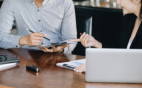 ??谟邢薰咀兏ㄈ说牧鞒? src= ??谟邢薰咀兏ㄈ说牧鞒?></p><h3>海口有限公司變更法人的流程</h3><p>要解決“??谟邢薰驹趺醋兏ㄈ恕钡暮诵膯栴},必須從變更條件、材料要求以及實際操作流程出發(fā)。</p><p>首先,海口有限公司在變更法人前,需要確認(rèn)公司已完成年度報告、無工商異常、無稅務(wù)風(fēng)險或逾期申報情況。如果企業(yè)存在異常,系統(tǒng)可能無法正常提交變更申請。因此,正式變更前應(yīng)先排查公司狀態(tài),必要時可先申請解除異常。</p><p>接著是材料準(zhǔn)備。在海口辦理法人變更,一般需要準(zhǔn)備:</p><p>1. 新舊法人的身份證照片或掃描件;</p><p>2. 公司營業(yè)執(zhí)照正副本;</p><p>3. 公司章程修正案或股東會決議,明確同意變更法人;</p><p>4. 任命文件,列明新法人信息;</p><p>5. 公司公章;</p><p>6. 若涉及股權(quán)調(diào)整,還需提供股權(quán)變更材料。</p><p>然后進入實際流程。??谟邢薰痉ㄈ俗兏ǔ7譃橐韵虏襟E:</p><p>第一步:在海南政務(wù)服務(wù)平臺或工商系統(tǒng)提交變更申請。</p><p>企業(yè)經(jīng)辦人需登錄系統(tǒng),選擇“變更法人”事項,如實填寫新法人信息并上傳相關(guān)資料。審核通過后會收到在線簽名通知。</p><p>第二步:新舊法人完成在線簽名確認(rèn)。</p><p>海口實行全流程電子化,因此法人變更無需現(xiàn)場辦理,只需新舊法人在手機上完成簽名即可。</p><p>第三步:領(lǐng)取變更后的營業(yè)執(zhí)照。</p><p>審核完成后,營業(yè)執(zhí)照法人代表欄會被更新。??诳蛇x擇線下領(lǐng)取或郵寄送達。</p><p>第四步:同步辦理銀行變更。</p><p>變更法人后,銀行賬戶的法人信息必須同步更新,否則可能影響公司賬戶收款、付款等功能。</p><p>第五步:辦理稅務(wù)系統(tǒng)法人變更。</p><p>稅務(wù)通常與工商同步自動更新,但部分情況下需要通過電子稅務(wù)局提交變更確認(rèn)。</p><p>在整個辦理過程中,“??谟邢薰驹趺醋兏ㄈ恕钡年P(guān)鍵在于材料齊全、信息準(zhǔn)確,并確保新舊法人均配合簽名,否則可能造成變更延誤。<br><img src=