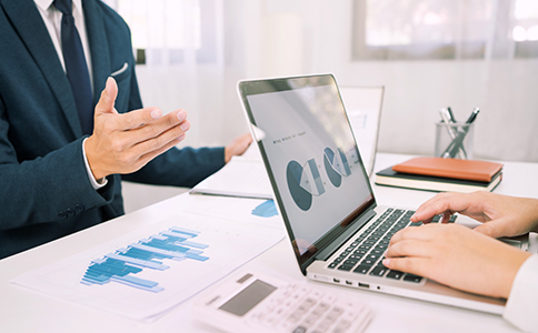 如何準(zhǔn)備材料才能讓?？诠咀愿樌?></p><h3>如何準(zhǔn)備材料才能讓?？诠咀愿樌?(實(shí)操建議)</h3><p>為了提升審核成功率，以下技巧非常關(guān)鍵：</p><p>1. 材料必須真實(shí)、清晰、可核驗(yàn)</p><p>系統(tǒng)審核嚴(yán)格，模糊、缺頁、信息不符均可能導(dǎo)致駁回。</p><p>2. 注冊地址務(wù)必合規(guī)可用</p><p>如選擇使用集群地址，需確認(rèn)提供方資質(zhì)，否則會影響后續(xù)銀行開戶、社保申報(bào)、稅務(wù)核定等。</p><p>3. 公司經(jīng)營范圍要規(guī)范化</p><p>經(jīng)營范圍包含錯(cuò)字、格式錯(cuò)誤、違規(guī)字樣等，會導(dǎo)致系統(tǒng)不予受理。</p><p>4. 優(yōu)先選擇電子材料提交方式</p><p>?？谌嬷С志€上辦理，電子化資料更快更高效。</p><h3>海口公司注冊流程與資料對應(yīng)環(huán)節(jié)(為什么這些資料必不可少)</h3><p>理解材料用途，有助于避免遺漏：</p><p>1. 名稱核準(zhǔn)階段</p><p>需要：公司名稱、股東名單</p><p>用途：確認(rèn)主體與名稱唯一性</p><p>2. 設(shè)立登記階段</p><p>需要：地址材料、身份證信息、章程、任命書</p><p>用途：確認(rèn)公司合法設(shè)立要素是否完整</p><p>3. 銀行開戶階段</p><p>需要：營業(yè)執(zhí)照、法人及股東身份證、公司印章</p><p>用途：完成企業(yè)資金體系建設(shè)</p><p>4. 稅務(wù)登記階段</p><p>需要：財(cái)務(wù)負(fù)責(zé)人信息</p><p>用途：綁定財(cái)稅系統(tǒng)，建立納稅賬戶</p><p>材料不全將直接影響流程，因此“?？诠咀孕枰男┵Y料”是創(chuàng)業(yè)者必須提前規(guī)劃的關(guān)鍵步驟。</p><h3>辦理?？诠咀缘淖⒁馐马?xiàng)(避免反復(fù)駁回)</h3><p>- 地址異常將無法成功注冊</p><p>- 經(jīng)營范圍涉及許可項(xiàng)目必須提前報(bào)備</p><p>- 股東身份證需確保有效期內(nèi)</p><p>- 出資金額不宜填寫過高，避免后續(xù)承擔(dān)資金風(fēng)險(xiǎn)</p><p>- 注冊資本認(rèn)繳不是沒有責(zé)任，需依法對出資承擔(dān)義務(wù)</p><h3>總結(jié)</h3><p>綜上所述，“?？诠咀孕枰男┵Y料”主要包括：公司名稱、股東身份證件、注冊地址、經(jīng)營范圍、出資信息、財(cái)務(wù)負(fù)責(zé)人資料及多項(xiàng)工商設(shè)立文書。材料準(zhǔn)備越充分，注冊審核越順暢。為了提升成功率，辦理前務(wù)必確認(rèn)地址合規(guī)、資料準(zhǔn)確、范圍合理。</p><p>如果你在海口公司注冊過程中對資料準(zhǔn)備、經(jīng)營范圍寫法、注冊地址選擇、材料審核等任何環(huán)節(jié)存在疑問，歡迎隨時(shí)咨詢海口泓灼會計(jì)，我們能為你提供專業(yè)注冊方案及一站式代辦服務(wù)，讓你更快拿到營業(yè)執(zhí)照。</p><div   id=