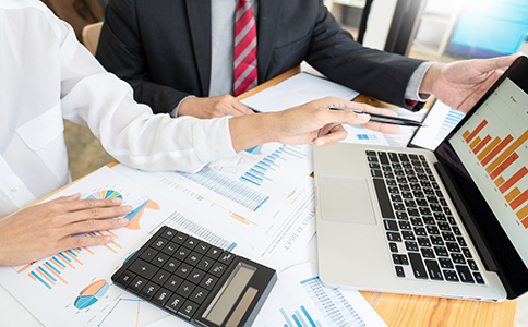 海口國家局核名的基本概念 ??趪揖趾嗣幕靖拍?></p><h3>??趪揖趾嗣幕靖拍钆c適用場景</h3><p>“??趪揖趾嗣敝傅氖瞧髽I(yè)在海南??谧怨緯r,選擇由國家市場監(jiān)督管理總局進(jìn)行名稱核準(zhǔn)審批。與地方局核名相比,國家局核名涉及全國范圍字號查重,更適用于業(yè)務(wù)布局全國、品牌定位較高、希望獲得更強(qiáng)字號排他性的企業(yè)。</p><p>通常適用于以下類型企業(yè):</p><p>● 計劃打造全國品牌的集團(tuán)公司、控股公司</p><p>● 涉及多個省份經(jīng)營布局的大型企業(yè)</p><p>● 對字號獨(dú)特性、品牌保護(hù)要求高的企業(yè)</p><p>● 預(yù)計未來申請上市、全國擴(kuò)張或跨區(qū)域經(jīng)營的企業(yè)</p><p>在這些場景下,海口國家局核名更能體現(xiàn)公信力與品牌價值,也能有效避免在其他省份再次核名時出現(xiàn)沖突。</p><h3>??趪揖趾嗣牟牧蠝?zhǔn)備要求</h3><p>為了提高“??趪揖趾嗣钡某晒β?,企業(yè)必須提前準(zhǔn)備完整材料,確保一次性通過。一般情況下,需要準(zhǔn)備以下內(nèi)容:</p><p>1.擬設(shè)立企業(yè)名稱(5—10個可選名稱)</p><p>國家局核名對名稱重復(fù)度要求極高,因此建議準(zhǔn)備多個方案,避免因重名導(dǎo)致多次駁回。</p><p>2.企業(yè)投資人、股東信息</p><p>包括股東身份證、企業(yè)法人信息、出資比例等。</p><p>3.主要經(jīng)營范圍草案</p><p>經(jīng)營范圍需符合國家規(guī)范分類,內(nèi)容需清晰、合法、規(guī)范。</p><p>4.字號含義說明(如涉及字詞特殊含義)</p><p>若字號較為獨(dú)特、敏感或涉及行業(yè)專用詞,需要額外說明含義。</p><p>5.相關(guān)行業(yè)資質(zhì)證明(僅部分行業(yè)需提供)</p><p>若涉及醫(yī)療、金融、教育等特殊行業(yè),可能需要提前準(zhǔn)備行業(yè)許可材料。</p><p>準(zhǔn)備越充分,??趪揖趾嗣膶徍酥芷谠蕉?、成功率越高。<br><img src=