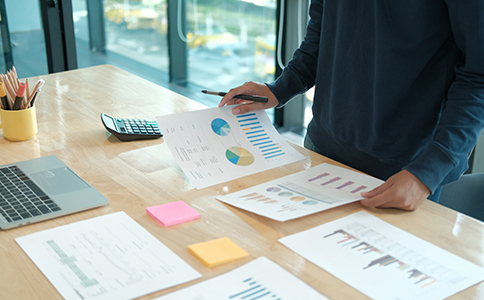 ?？谧允称饭舅璨牧?></p><h3>?？谧允称饭舅璨牧吓c步驟說明</h3><p>在了解?？谧允称饭拘枰裁礂l件之后，注冊過程中還需要準(zhǔn)備具體資料并按流程操作。</p><p>一、?？谑称饭咀运杌静牧?/p><p>1. 企業(yè)名稱(3–5個備選)</p><p>2. 股東身份證信息</p><p>3. 法人、監(jiān)事、財務(wù)負責(zé)人的信息</p><p>4. 注冊資本及股權(quán)分配比例</p><p>5. 公司注冊地址相關(guān)證明</p><p>6. 經(jīng)營范圍描述</p><p>7. 章程、設(shè)立申請書等工商注冊材料</p><p>二、食品經(jīng)營許可證審批所需材料</p><p>1. 營業(yè)執(zhí)照</p><p>2. 場地平面布局圖</p><p>3. 場地使用證明(租賃合同或產(chǎn)權(quán)證)</p><p>4. 食品安全管理制度文本</p><p>5. 食品安全管理人員培訓(xùn)證明</p><p>6. 必要時需提供倉儲設(shè)施照片、設(shè)備清單</p><p>食品經(jīng)營許可證是食品企業(yè)的必備資質(zhì)，也是?？谧允称饭拘枰裁礂l件議題中的最后一步審批關(guān)卡。</p><p>三、海口注冊食品公司辦理流程</p><p>1. 核名：提交企業(yè)名稱進行工商審核。</p><p>2. 準(zhǔn)備設(shè)立資料：根據(jù)公司情況準(zhǔn)備股東、經(jīng)營范圍、地址等資料。</p><p>3. 提交注冊申請：通過?？诠ど痰怯浵到y(tǒng)提交材料。</p><p>4. 領(lǐng)取營業(yè)執(zhí)照：審核通過后領(lǐng)取營業(yè)執(zhí)照。</p><p>5. 刻章備案：公章、財務(wù)章、法人章。</p><p>6. 辦理食品經(jīng)營許可證：根據(jù)經(jīng)營業(yè)務(wù)申請相應(yīng)類別的食品許可。</p><p>7. 銀行開戶與稅務(wù)報道：完成后即可正常經(jīng)營。</p><p>整個流程中，食品經(jīng)營許可證通常是耗時較長的部分，因此建議提前準(zhǔn)備資料。</p><h3>海口注冊食品公司注意事項與常見問題</h3><p>在辦理相關(guān)手續(xù)時，想要順利通過食品經(jīng)營許可審批，需要特別注意以下幾點：</p><p>1. 場地照片和布局必須真實有效</p><p>審批人員會根據(jù)照片判斷場地是否符合食品存儲要求，因此拍攝需規(guī)范清晰。</p><p>2. 經(jīng)營范圍不能寫錯</p><p>經(jīng)營范圍不匹配會導(dǎo)致食品經(jīng)營許可證無法辦理。</p><p>3. 地址必須可實地核驗</p><p>若審批部門進行現(xiàn)場檢查，需確保場地實際存在且符合要求。</p><p>4. 注冊資本無需盲目填寫過大</p><p>食品公司一般采用認繳制，可根據(jù)業(yè)務(wù)規(guī)模合理填寫。</p><p>5. 資料提交需完整準(zhǔn)確</p><p>尤其是食品安全制度文件與責(zé)任人信息。</p><p>掌握這些要點，可以有效減少注冊過程中被駁回的風(fēng)險。</p><h3>總結(jié)</h3><p>綜上所述，要想順利開辦食品企業(yè)，必須搞清楚海口注冊食品公司需要什么條件，包括合法主體、規(guī)范注冊地址、合適經(jīng)營范圍、食品經(jīng)營許可證條件、完整注冊材料等。只有提前了解這些要求，準(zhǔn)備好相關(guān)資料，才能讓注冊過程更加順利高效。</p><p>如果你在注冊食品公司、準(zhǔn)備食品經(jīng)營許可證、填寫資料或選擇注冊地址方面仍有困惑，歡迎隨時咨詢?？阢茣?。專業(yè)團隊可為你提供從注冊到許可全流程的一站式協(xié)助，幫助你更快拿證、安心經(jīng)營。</p><div   id=