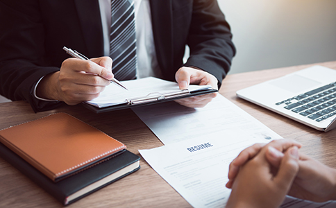 ?？诜止咀粤鞒?></p><h3>海口分公司注冊流程、材料及注意事項</h3><p>在明確了?？诜止咀詶l件后，企業(yè)需要進一步了解注冊流程、材料清單及辦理細節(jié)，確保整個設立過程順利開展。</p><p>一、?？诜止咀粤鞒?/p><p>名稱預核準</p><p>分公司名稱通常格式為“母公司名稱+海口分公司”，但仍需在工商系統(tǒng)中進行名稱申報，以確保無重復或沖突。</p><p>準備設立材料</p><p>按工商要求準備設立申請書、母公司營業(yè)執(zhí)照復印件、母公司章程、設立決定、負責人信息、場所證明等材料。</p><p>提交工商登記申請</p><p>通過海南省一體化政務平臺或線下窗口提交材料，工商部門將在規(guī)定時間內(nèi)進行審核。</p><p>領取分公司營業(yè)執(zhí)照</p><p>審核通過后，可領取分公司營業(yè)執(zhí)照，標志著工商注冊成功完成。</p><p>辦理稅務事項</p><p>分公司成立后需及時在稅務部門進行稅務登記，確定稅種、申報方式及發(fā)票類型等事項。</p><p>銀行開戶及后續(xù)合規(guī)</p><p>如需開立分公司賬戶，可在辦理執(zhí)照與稅務后前往銀行申請。之后需按時記賬報稅，履行企業(yè)合規(guī)義務。</p><p>二、?？诜止咀运璨牧?/p><p>在?？谵k理分公司業(yè)務一般需準備以下資料：</p><p>母公司營業(yè)執(zhí)照正副本復印件</p><p>母公司章程</p><p>分公司設立決議</p><p>分公司負責人身份證明</p><p>場地租賃合同或產(chǎn)權(quán)證明</p><p>信用承諾書、設立申請書</p><p>其他工商所要求的補充材料</p><p>完整且準確的材料準備，是滿足 ?？诜止咀詶l件 的關鍵環(huán)節(jié)之一。</p><p>三、辦理注意事項</p><p>經(jīng)營地址需真實合規(guī)，避免因地址異常而導致后續(xù)工商檢查或稅務風險。</p><p>經(jīng)營范圍必須與母公司一致，不能超出范圍經(jīng)營，否則會被要求調(diào)整。</p><p>資料必須真實有效，任何虛假材料均可能導致注冊失敗。</p><p>分公司負責人應明確履行職責，避免因溝通不及時影響公司經(jīng)營事項。</p><p>注冊完成后務必按時申報稅務，避免產(chǎn)生滯納金或進入異常名錄。</p><h3>總結(jié)</h3><p>綜上所述，?？诜止咀詶l件主要包括母公司合法存續(xù)、經(jīng)營范圍符合規(guī)定、經(jīng)營場所合法有效、負責人信息齊全以及設立文件準備完整等內(nèi)容。掌握上述條件與流程，能夠幫助企業(yè)快速落地分公司項目，提高整體經(jīng)營效率。?？谧鳛樽再Q(mào)港核心城市，工商政策便利度高、營商環(huán)境友好，是企業(yè)拓展業(yè)務的優(yōu)選地點。</p><p>如果您正在準備設立分公司，或?qū)?海口分公司注冊條件、辦理流程、材料要求仍有疑問，建議尋求專業(yè)機構(gòu)協(xié)助。?？阢茣嬮L期專注于公司注冊、變更、注銷、代理記賬等工商服務，可為您提供一對一專業(yè)指導，讓辦理流程更高效、省心、合規(guī)。歡迎隨時咨詢海口泓灼會計獲取專屬方案!</p><div   id=